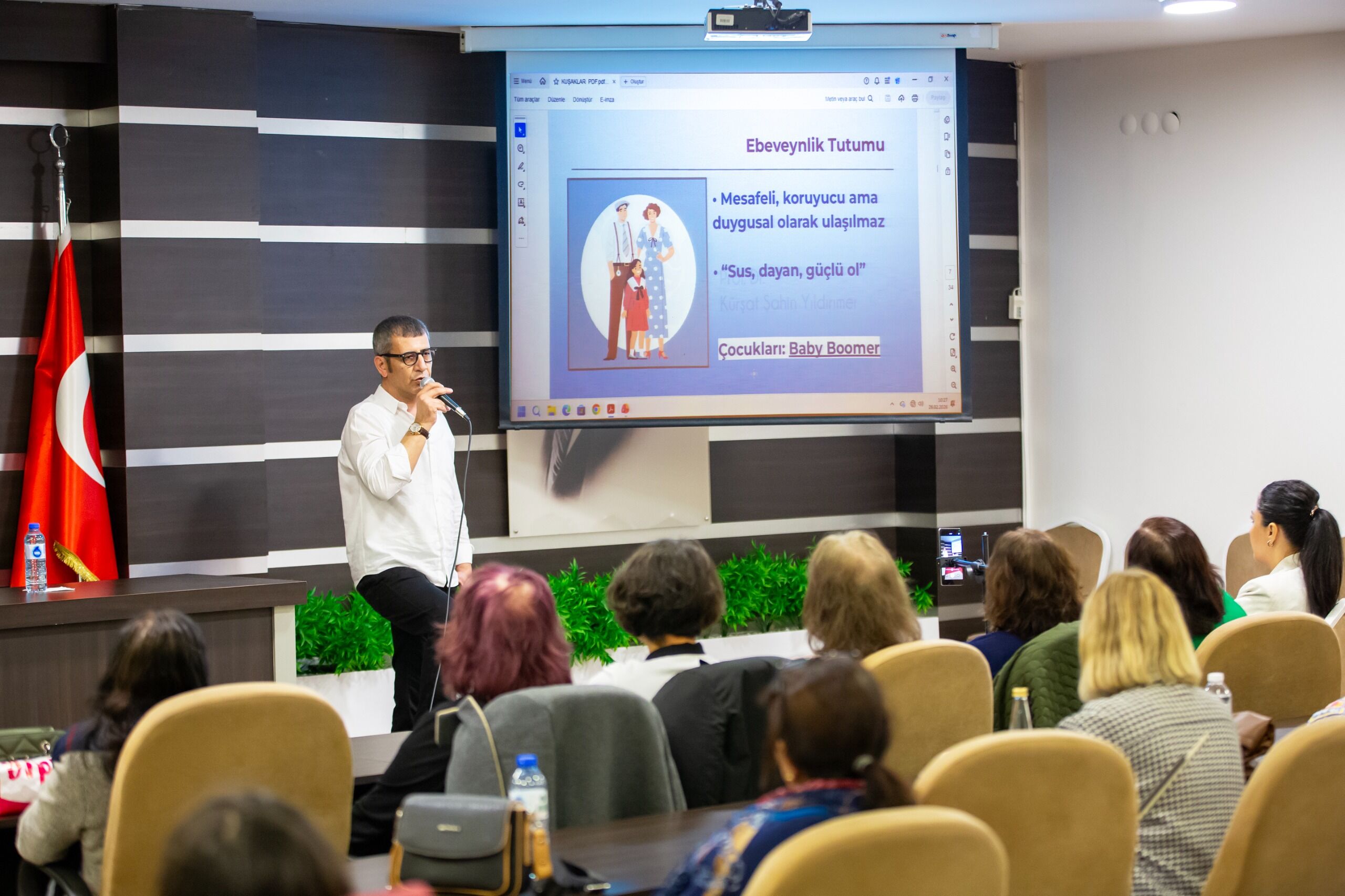 Narlıdere’de kuşaklar arası çatışma konuşuldu: Her kuşak, bir öncekinin travmasına tepki olarak yetişiyor