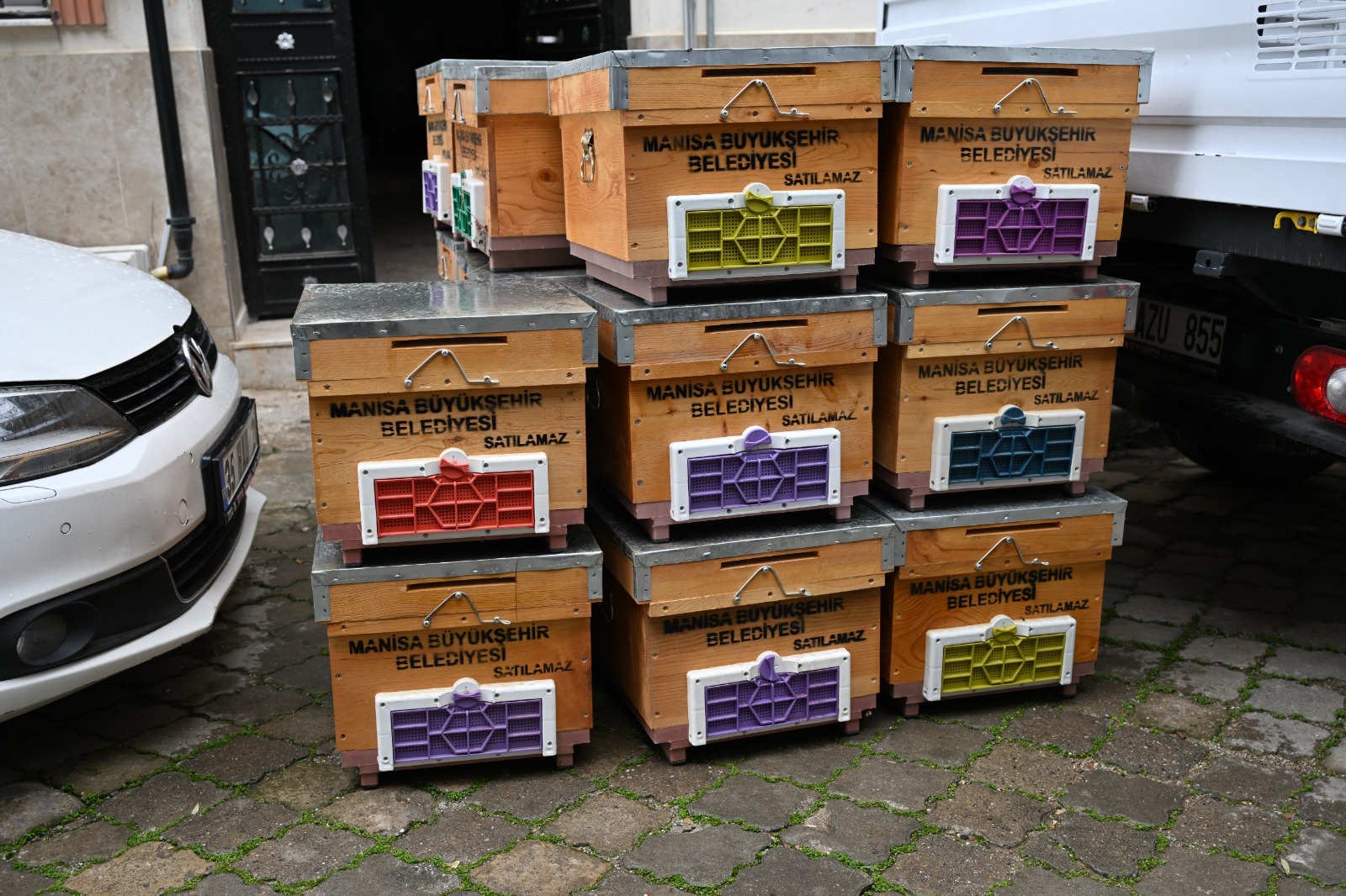 Manisa’da sel mağduru üreticiye destekler sürüyor: Büyükşehir 20 adet arı kovanı teslim etti-1