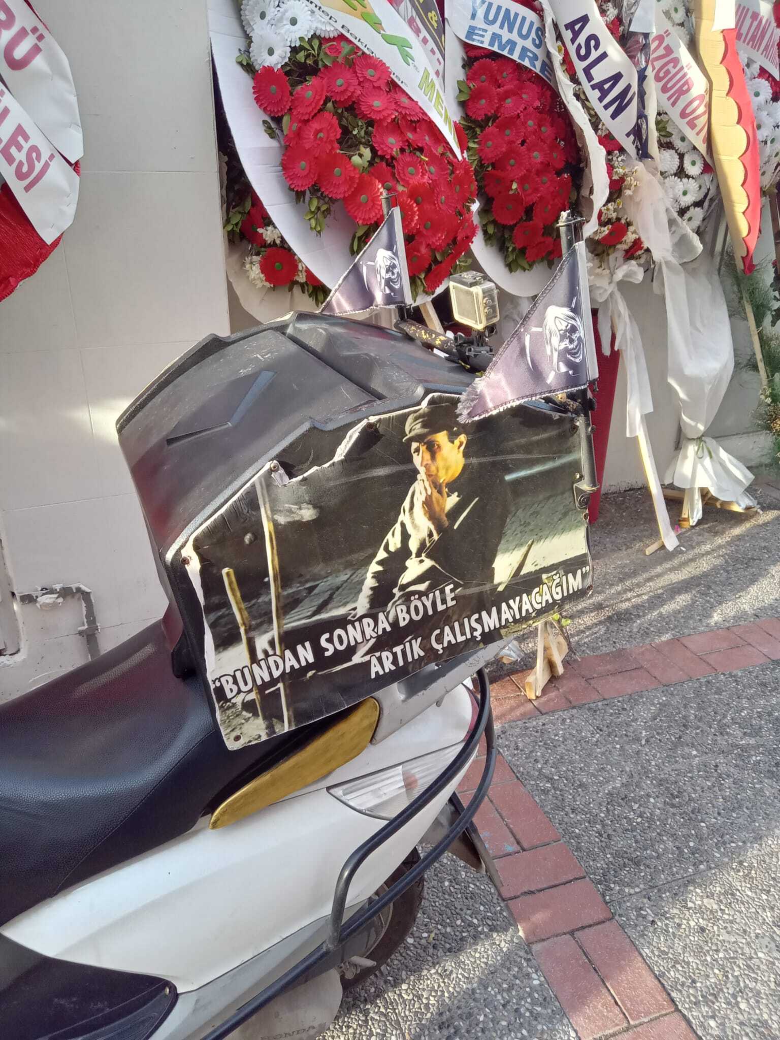 Çöpçüler Kralı repliği İzmir’de motokuryelerin gerçeğini anlattı