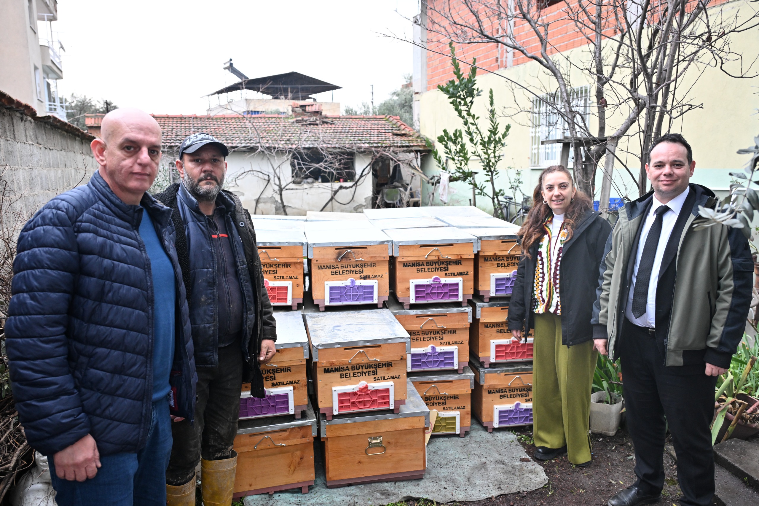 Manisa’da selden etkilenen arıcıya Büyükşehir Belediyesi’nden destek-1