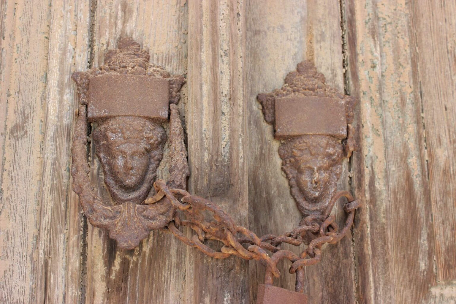 İzmir'de nostaljik bir detay olarak kaldı: Kapı tokmaklarının gizli mesajları!-3