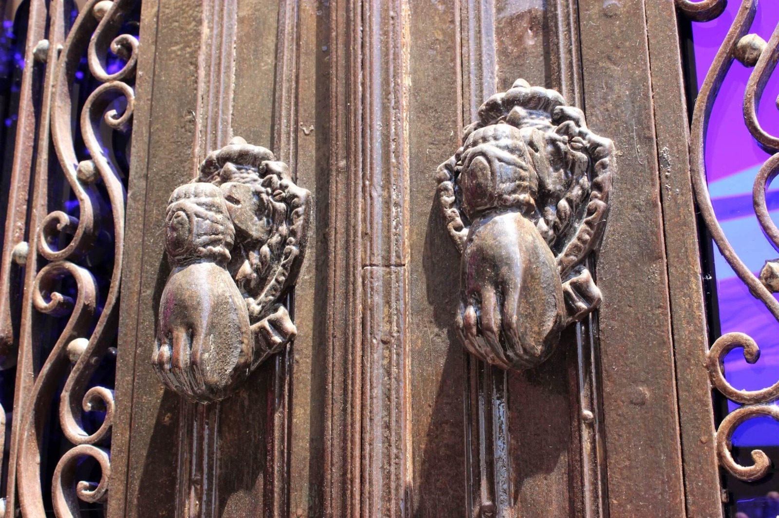 İzmir'de nostaljik bir detay olarak kaldı: Kapı tokmaklarının gizli mesajları!-2