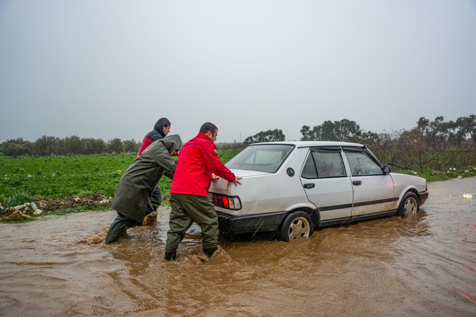 Torbalı Belediyesi, Yoğun Yağışta Riskli Noktalarda Önlemleri Artırdı Başkan Demir Afeti Sahada Yönetti (1)