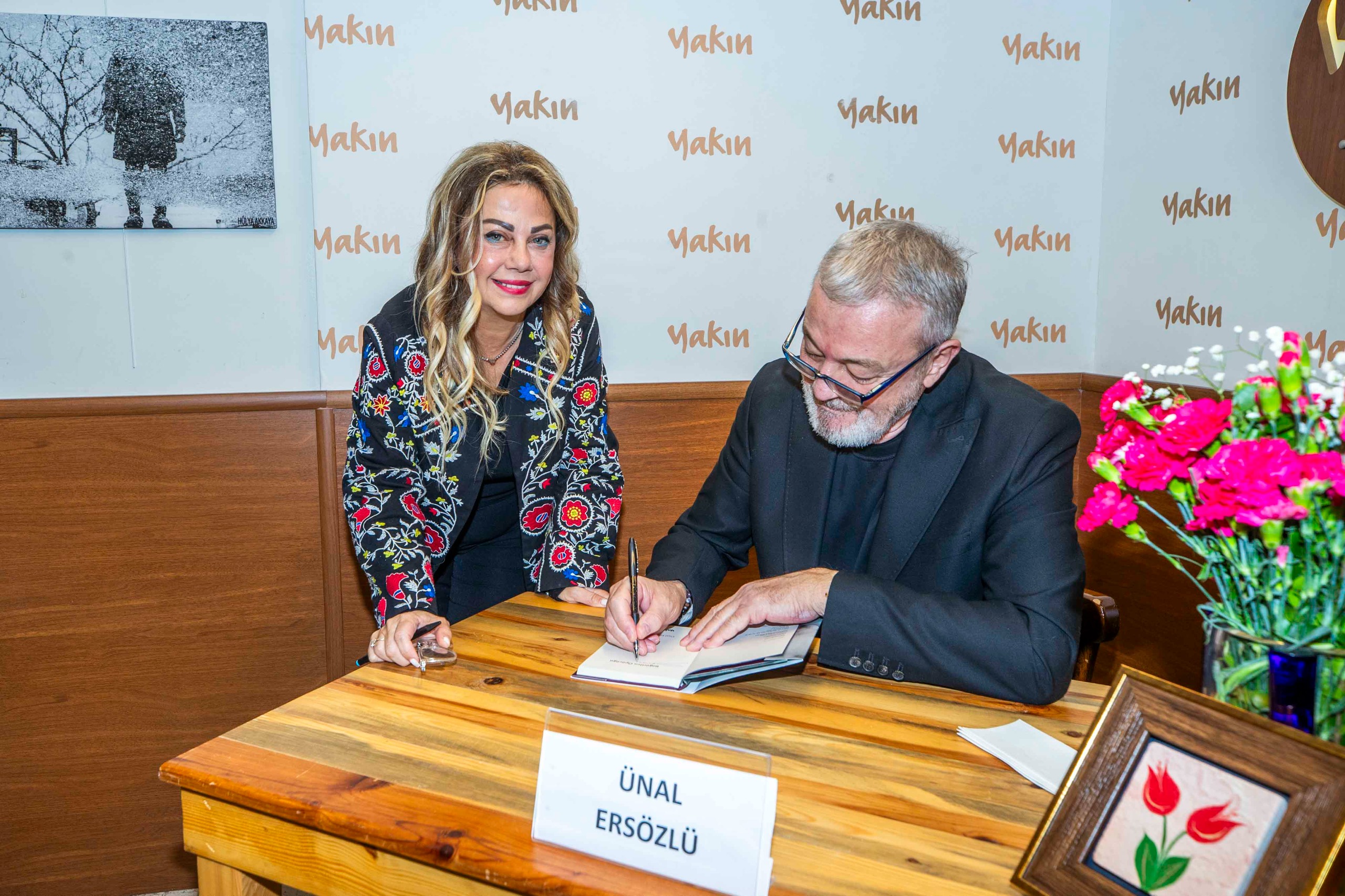 Ünal Ersözlü okurlarıyla bir araya geldi: Böğürtlen Öpücüğü’ne imza günü