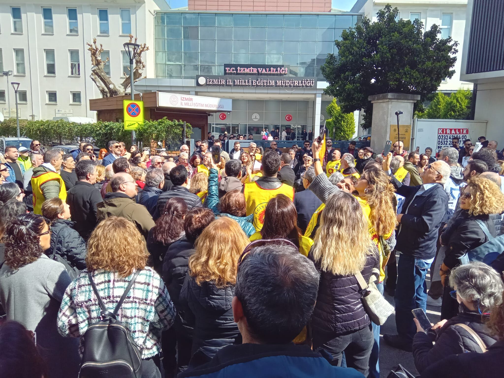 “2 MART PAZARTESİ YAŞANAN SALDIRI MÜNFERİT DEĞİL” Çalık, 2 Mart Pazartesi günü İstanbul Çekmeköy Taşdelen’de bulunan Borsa İstanbul Mesleki ve Teknik Anadolu Lisesi’nde gerçekleşen bıçaklı saldırıya değinerek şunları söyledi “2 Mart Pazartesi günü İstanbul Çekmeköy Taşdelen Borsa İstanbul Mesleki ve Teknik Anadolu Lisesi’nde gerçekleştirilen bıçaklı saldırıda iki meslektaşımız ve bir öğrenci yaralanmış, arkadaşlarımızdan biri olan Fatma Nur Çelik tüm müdahalelere rağmen yaşamını yitirmiştir. Bugün burada yalnızca aramızdan koparılan arkadaşımız için değil, yıllardır göz ardı edilen itibarımız ve can güvenliğimiz için toplandık. Yaşamını kaybeden meslektaşımız Fatma Nur Çelik’in ailesine, yakınlarına, öğrencilerine ve tüm eğitim emekçilerine başsağlığı diliyoruz. Yaralanan öğretmen arkadaşımıza ve öğrencimize acil şifalar diliyoruz.” Saldırının münferit olmadığını vurgulayan Çalık, şöyle devam etti “Bu saldırı münferit değildir. Okullarda artan şiddet vakaları uzun süredir ciddi bir tehdit oluşturmaktadır. Yaptığımız uyarıları dikkate almayarak kalıcı ve önleyici politikalar hayata geçirmeyen Milli Eğitim Bakanlığı bu olayın birinci derecede sorumlusudur. Kalıcı adımlar atılmadığı için şiddet ortamı giderek derinleşmiştir. Bir okulda kesici aletle saldırı gerçekleştirilebilmesi güvenlik mekanizmalarının yetersizliğini açıkça ortaya koymaktadır.” “ÖĞRETMENLER HEDEF HALİNE GETİRİLİYOR” Açıklamada, eğitim alanında kullanılan dil ve politikaların şiddet ortamını beslediği savunuldu “Şiddetin zemini yalnızca bireysel bir öfke değildir. Medyada, siyasette ve bürokraside giderek meşrulaştırılan sert ve kutuplaştırıcı söylemler, eğitim emekçilerini hedef gösteren, itibarsızlaştıran ve yalnızlaştıran ifadeler bu iklimi beslemektedir. Sorumluluğun sürekli öğretmene yüklenmesi öğretmenleri hedef haline getirmektedir.” Derinleşen yoksulluk ve gençlerin geleceksizlik duygusunun da şiddet riskini artırdığı belirtilirken, rehberlik ve psikolojik danışmanlık hizmetlerinin yetersizliğine dikkat çekildi. “OKUL GÜVENLİĞİ İÇİN BÜTÜNLÜKLÜ POLİTİKA ŞART” Çalık, Milli Eğitim Bakanlığı’na çağrıda bulunarak şu talepleri dile getirdi “Okul güvenliği konusunda bütünlüklü, bilimsel ve katılımcı bir politika derhal hayata geçirilmelidir. Rehberlik ve psikolojik danışmanlık hizmetleri güçlendirilmelidir. Her okulda yeterli sayıda uzman personel görevlendirilmelidir. Risk altındaki öğrenciler için erken müdahale ve destek programları uygulanmalıdır. Okullarda şiddeti önlemeye dönük bağlayıcı bir eylem planı hazırlanmalıdır. Eğitim emekçilerinin mesleki itibarını koruyacak, hedef gösterilmelerini engelleyecek açık ve net bir tutum alınmalıdır.” “BAKAN YUSUF TEKİN DERHAL İSTİFA ETMELİ” Açıklamanın sonunda Milli Eğitim Bakanı Yusuf Tekin’e istifa çağrısı yapıldı “Öğrencilerin bir öğün yemek, temiz su, ulaşım, sağlık ve güvenlik gibi sorunlarına çözüm üretmek yerine din istismarı yapmayı tercih eden, öğretmenleri kutuplaştıran Milli Eğitim Bakanı Yusuf Tekin derhal istifa etmelidir.” Basın açıklaması alkışlar ve sloganlarla sona erdi.5Be8 41Bf 9222 67F3Fd6Ae81C