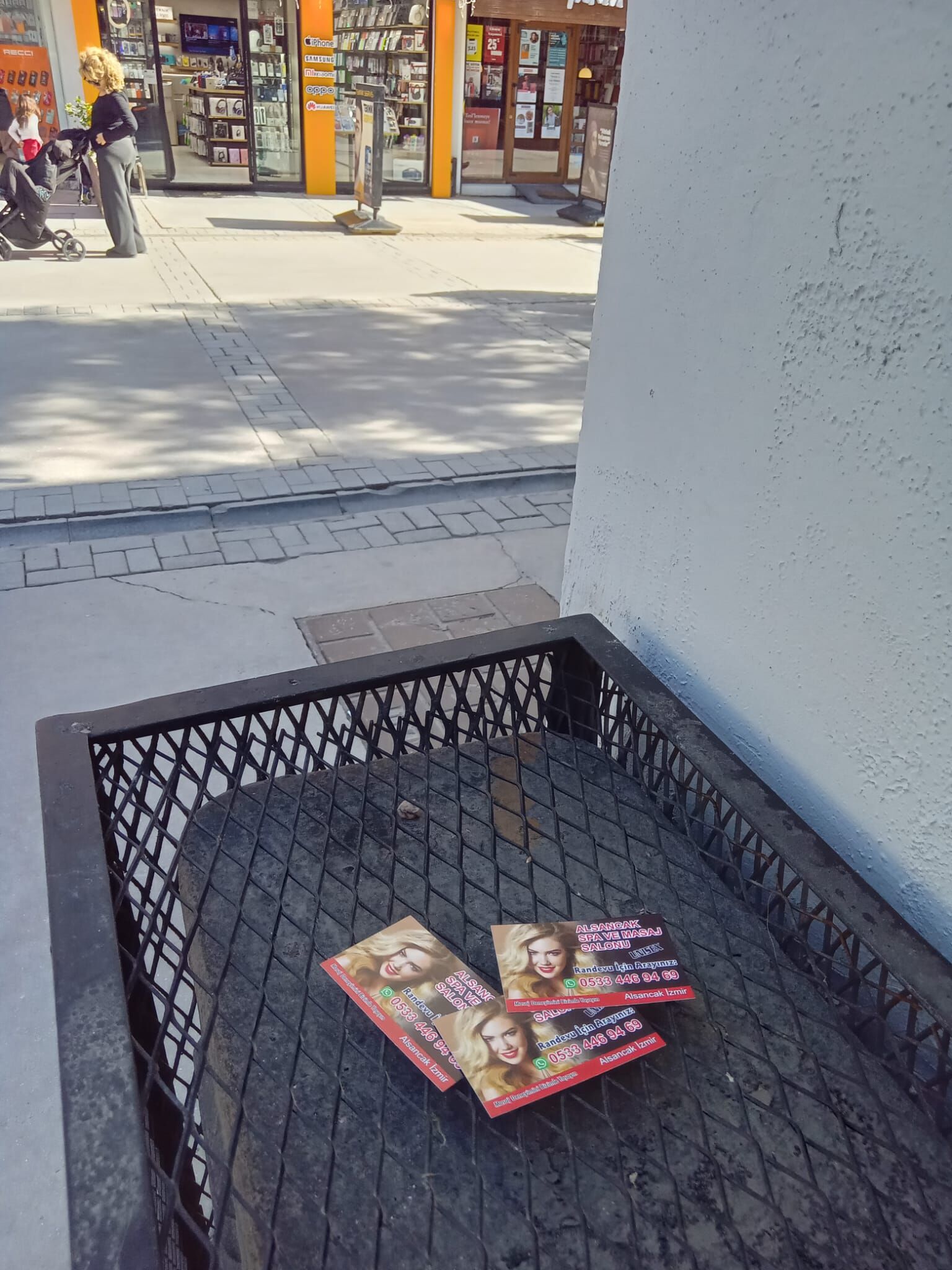 Masaj kartları İzmir sokaklarını sardı!