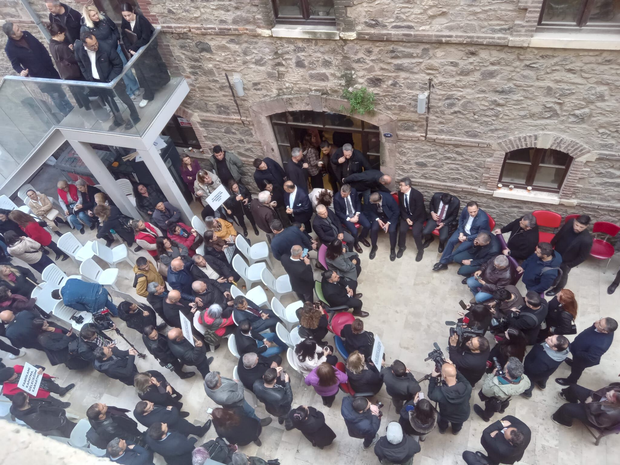 Meslek Fabrikası önünde nöbet sürüyor: Buradayız, ayrılmıyoruz!