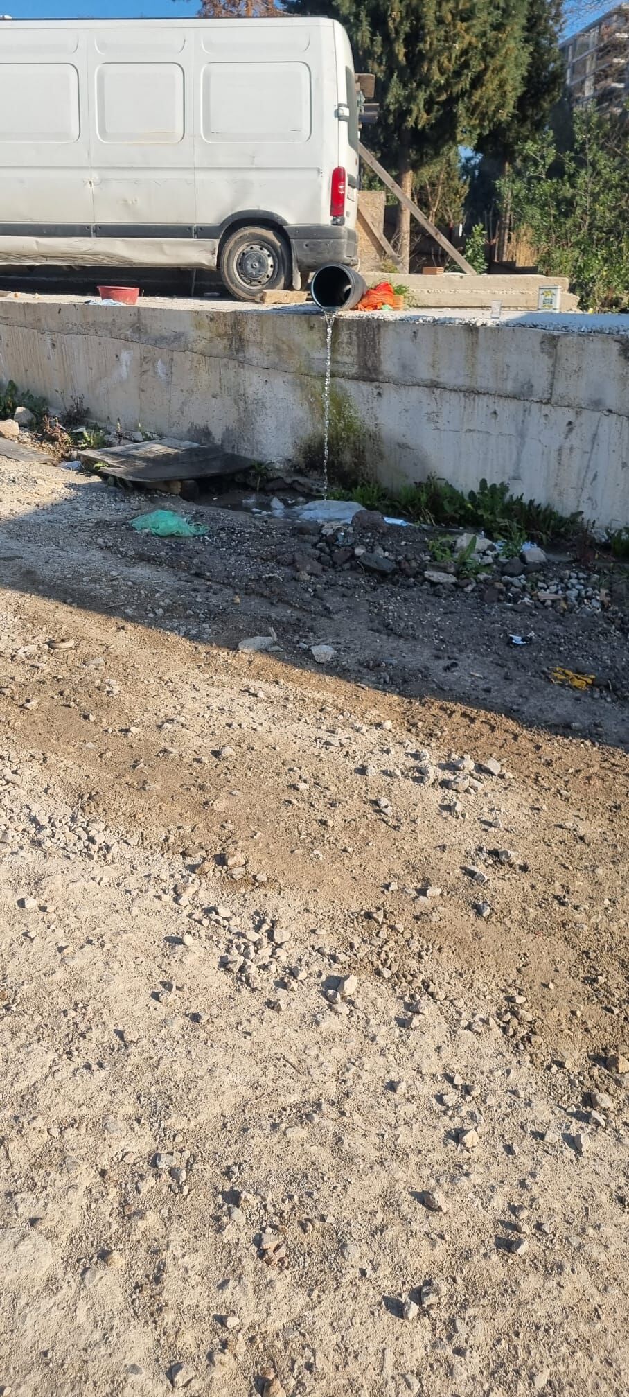 Egeşehir inşaatında dereye deşarj iddiası: Şantiyenin suyu dereye karışıyor!