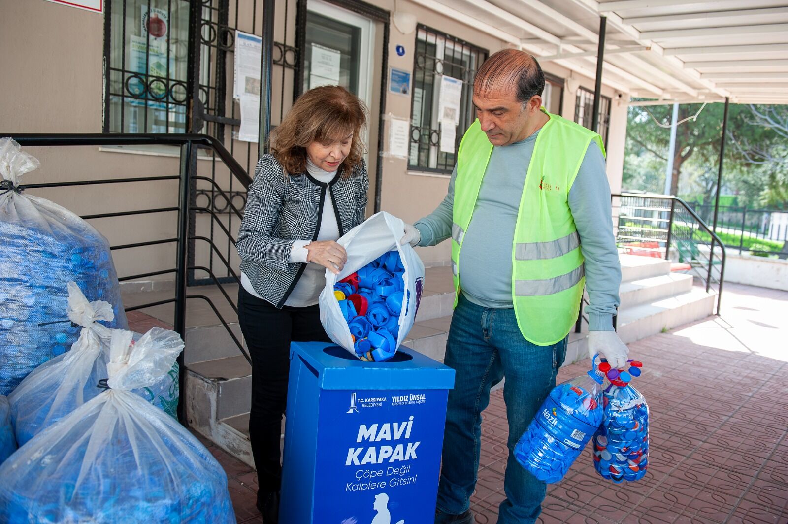 Aliağa’dan Karşıyaka’ya dayanışma köprüsü Mavi kapak kampanyasına 200 kiloluk destek-1