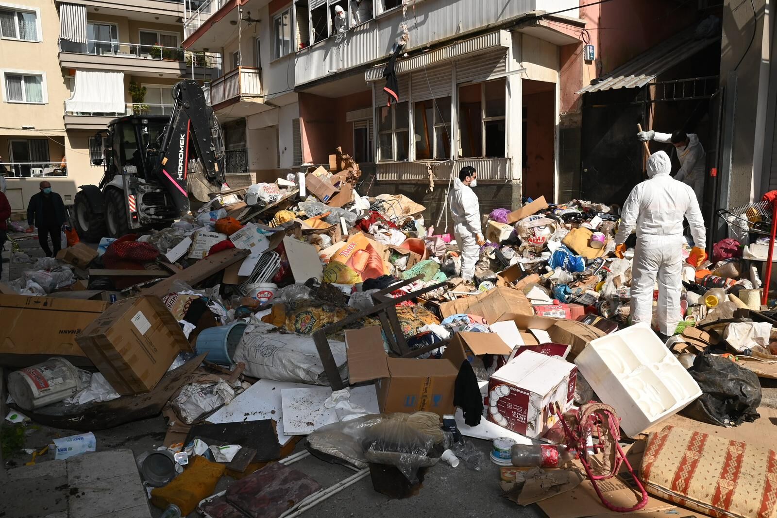 Karabağlar'da çöp ev operasyonu: 12 kamyon atık çıkarıldı!