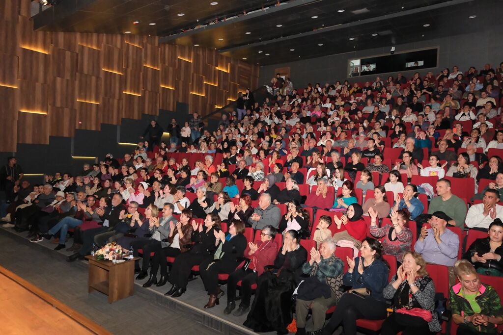 Dikili'de tiyatro coşkusu: Başkan Kırgöz'den davet-2