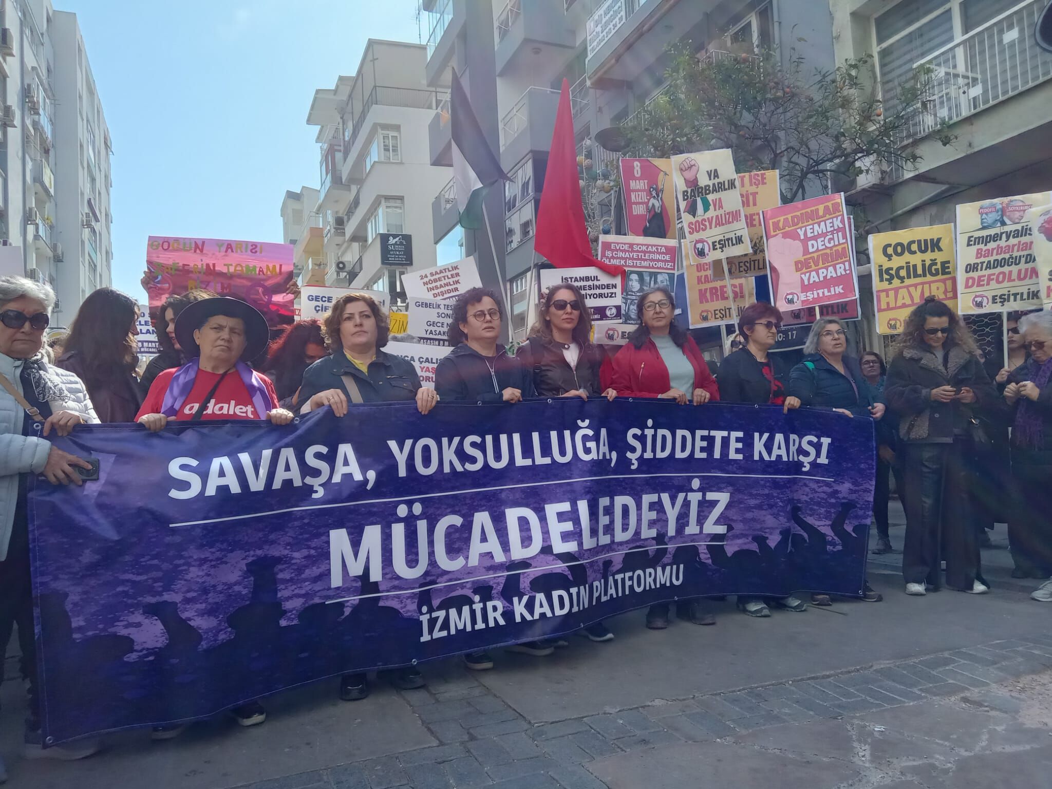 İzmir’de 8 Mart coşkusu: Bedel ödemeyeceğiz!