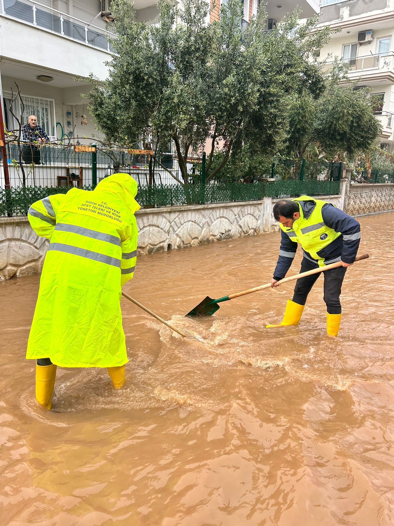Didim Belediyesi Tüm Ekipleriyle Sahada Sağanak Etkisini Koruyor (2)