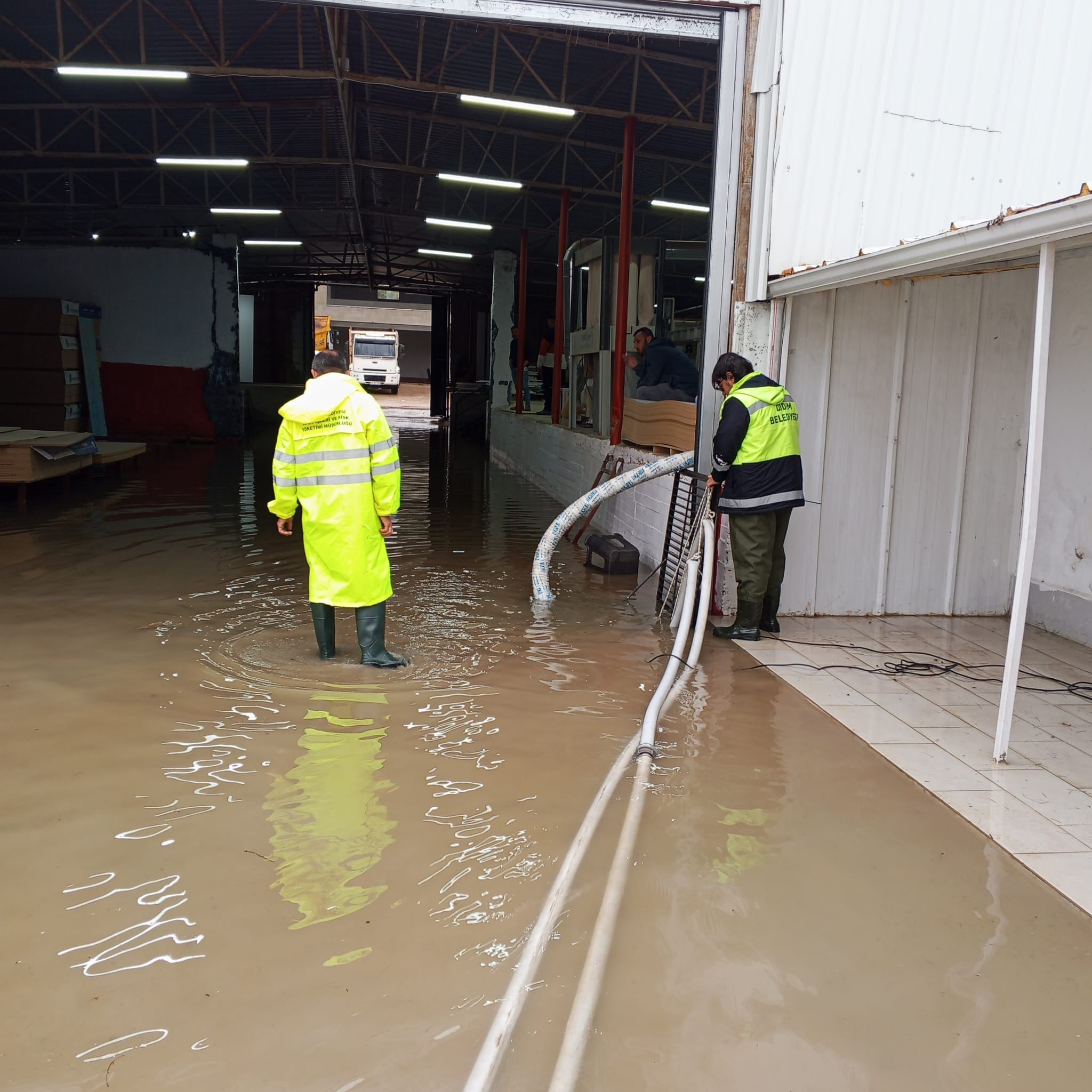 Didim Belediyesi Tüm Ekipleriyle Sahada Sağanak Etkisini Koruyor (3)