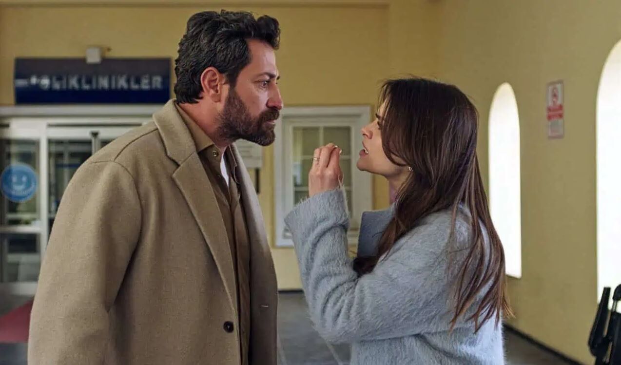 Uzak Şehir 55. bölümde fırtına koptu! Alya onları el ele yakaladı, Meryem’in hikayesi yürekleri dağladı!