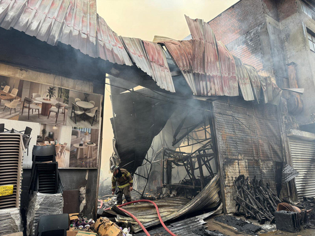 Izmir De 3 Atolye Ve 2 Depoda Yangin Mudahale Suruyor 1