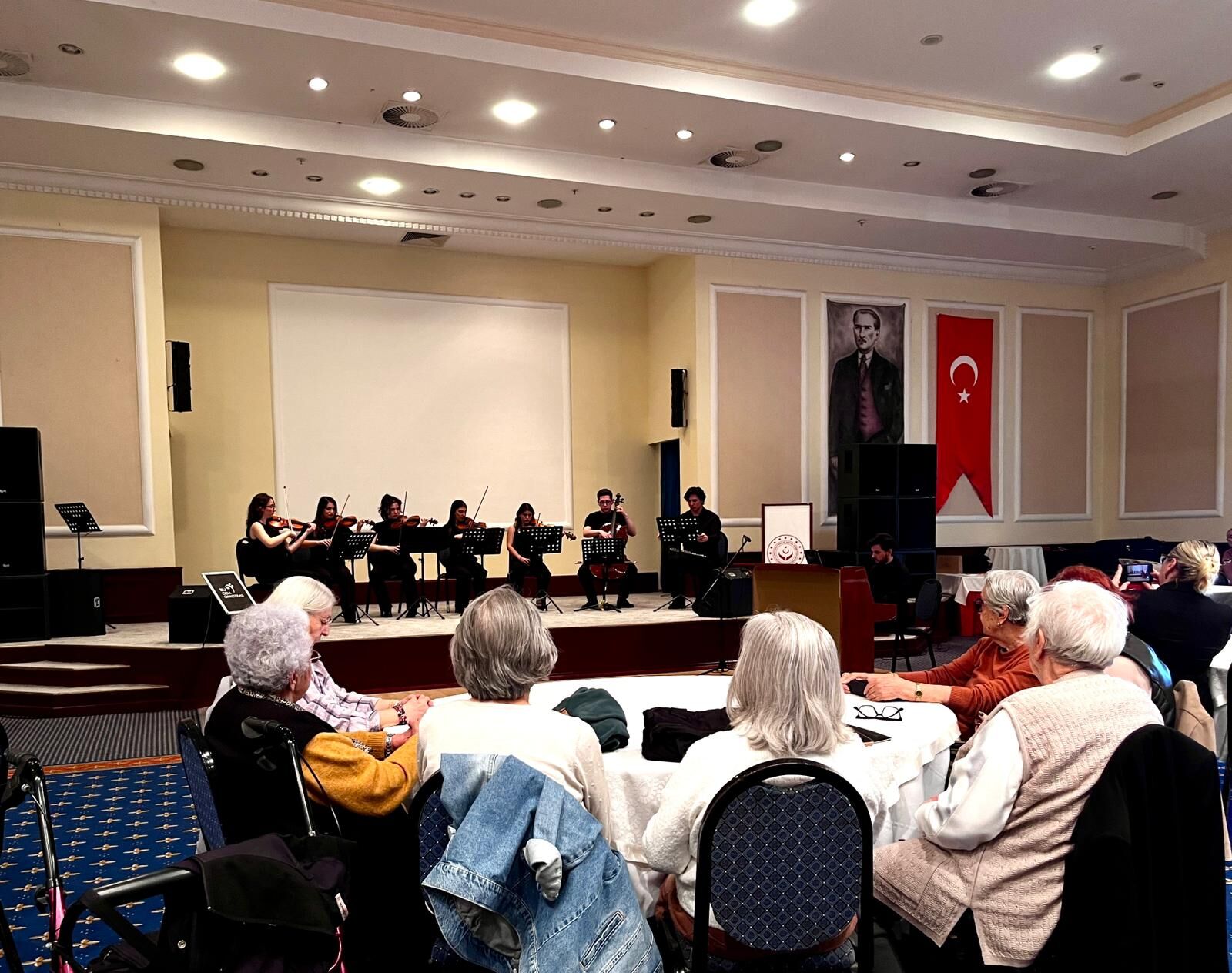 İzmir Ekonomi Üniversitesi (İeü) Öğrencilerinden Oluşan ‘Oda Orkestrası’, Narlıdere Huzurevi Sakinleri Için Özel Bir ‘Bayram’ Konseri Gerçekleştirdi. 6