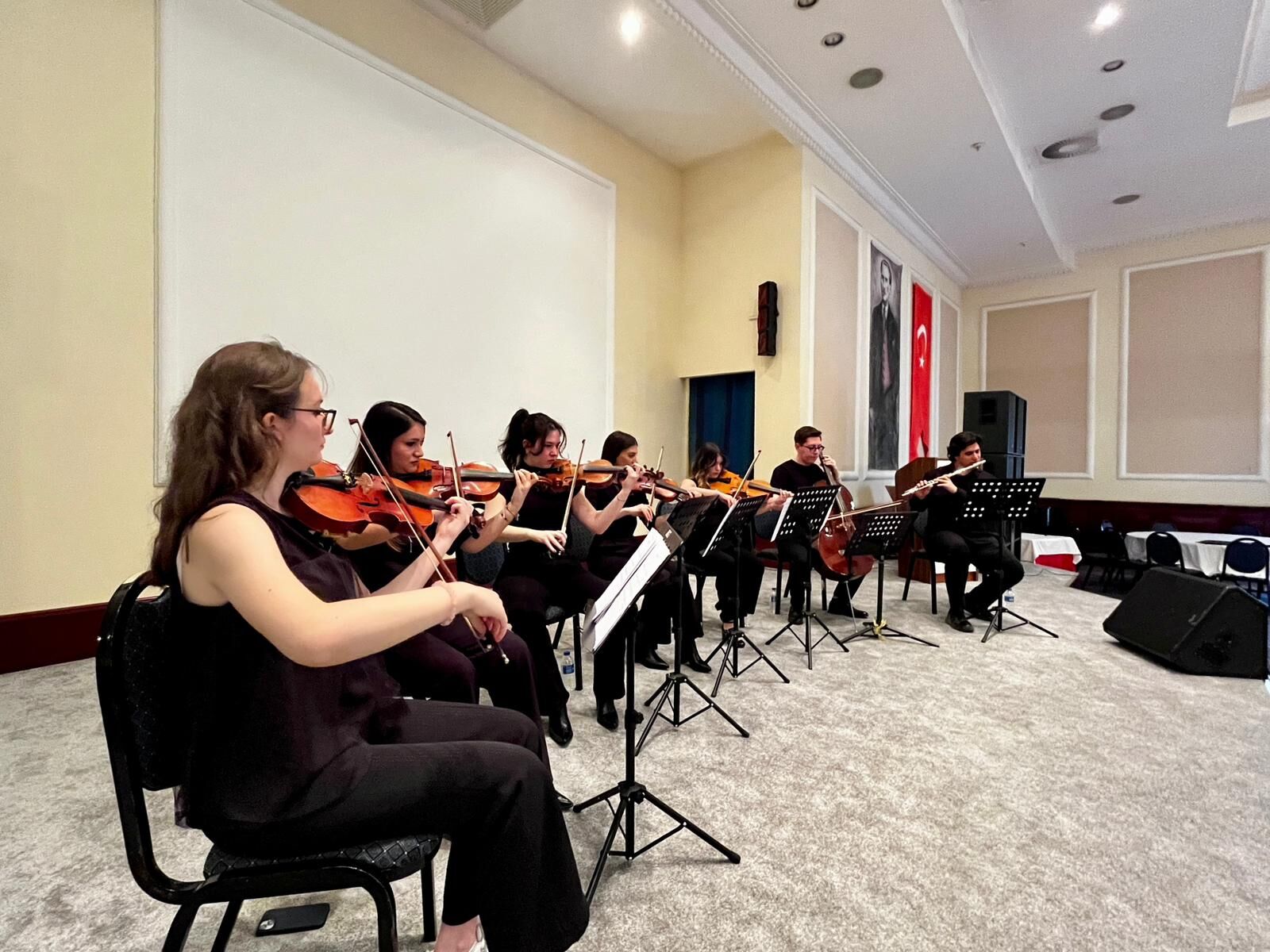 İzmir Ekonomi Üniversitesi (İeü) Öğrencilerinden Oluşan ‘Oda Orkestrası’, Narlıdere Huzurevi Sakinleri Için Özel Bir ‘Bayram’ Konseri Gerçekleştirdi.