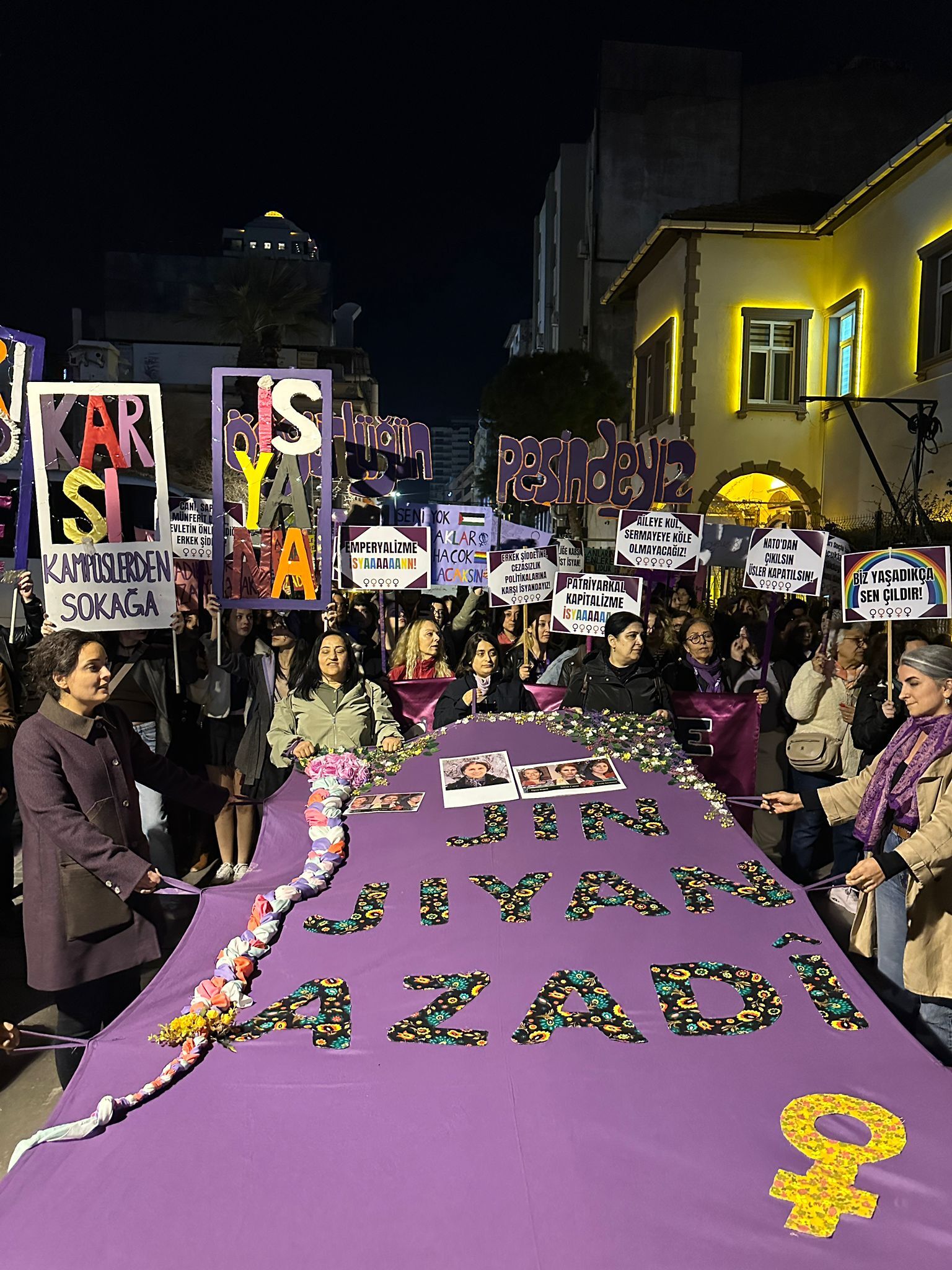 İzmir’de Feminist Gece Yürüyüşü Kadınlar Hem Isyan Etti Hem Eğlendi (4)