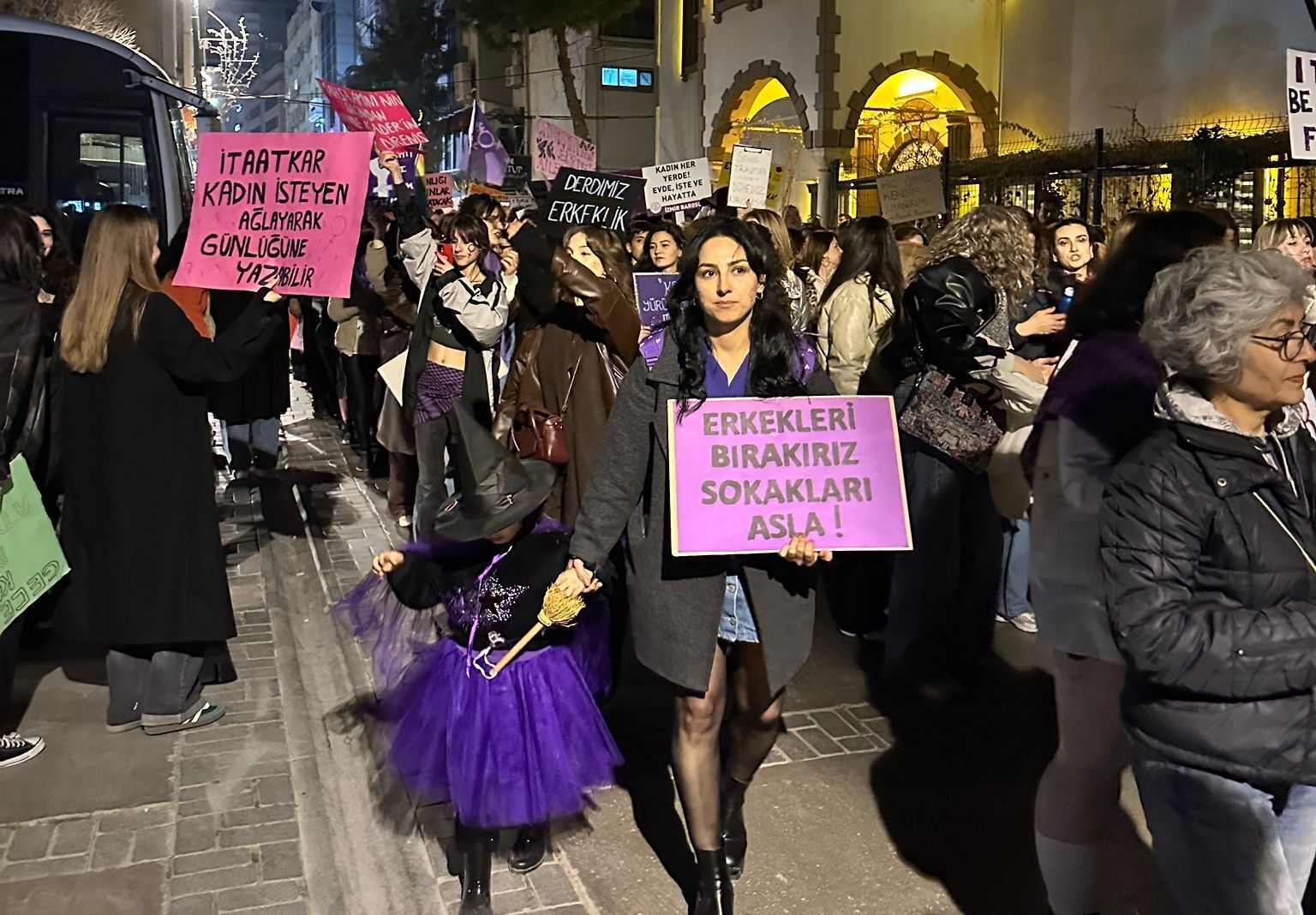 İzmir’de Feminist Gece Yürüyüşü Kadınlar Hem Isyan Etti Hem Eğlendi (6)-1