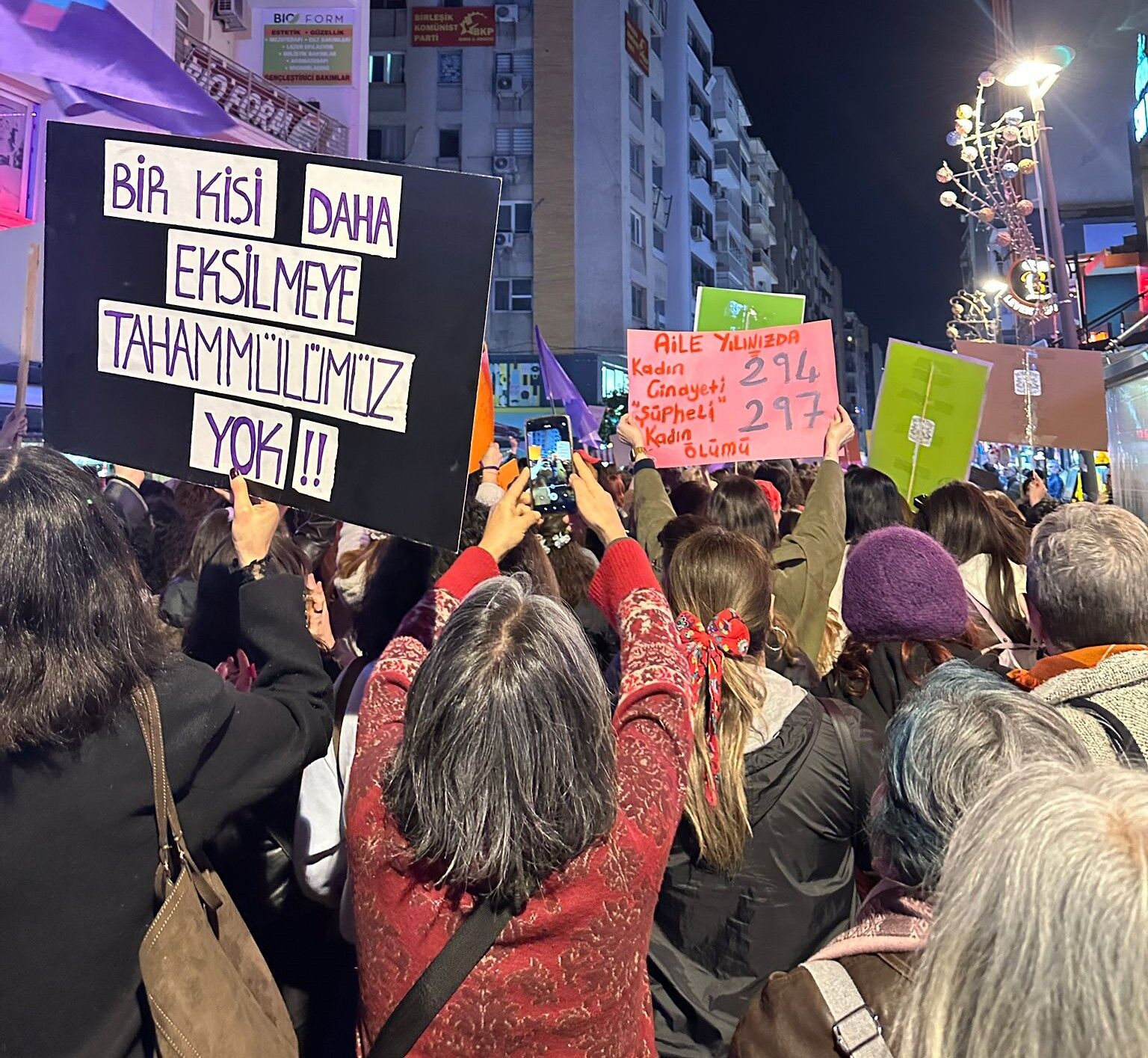 İzmir’de Feminist Gece Yürüyüşü Kadınlar Hem Isyan Etti Hem Eğlendi (7)-1