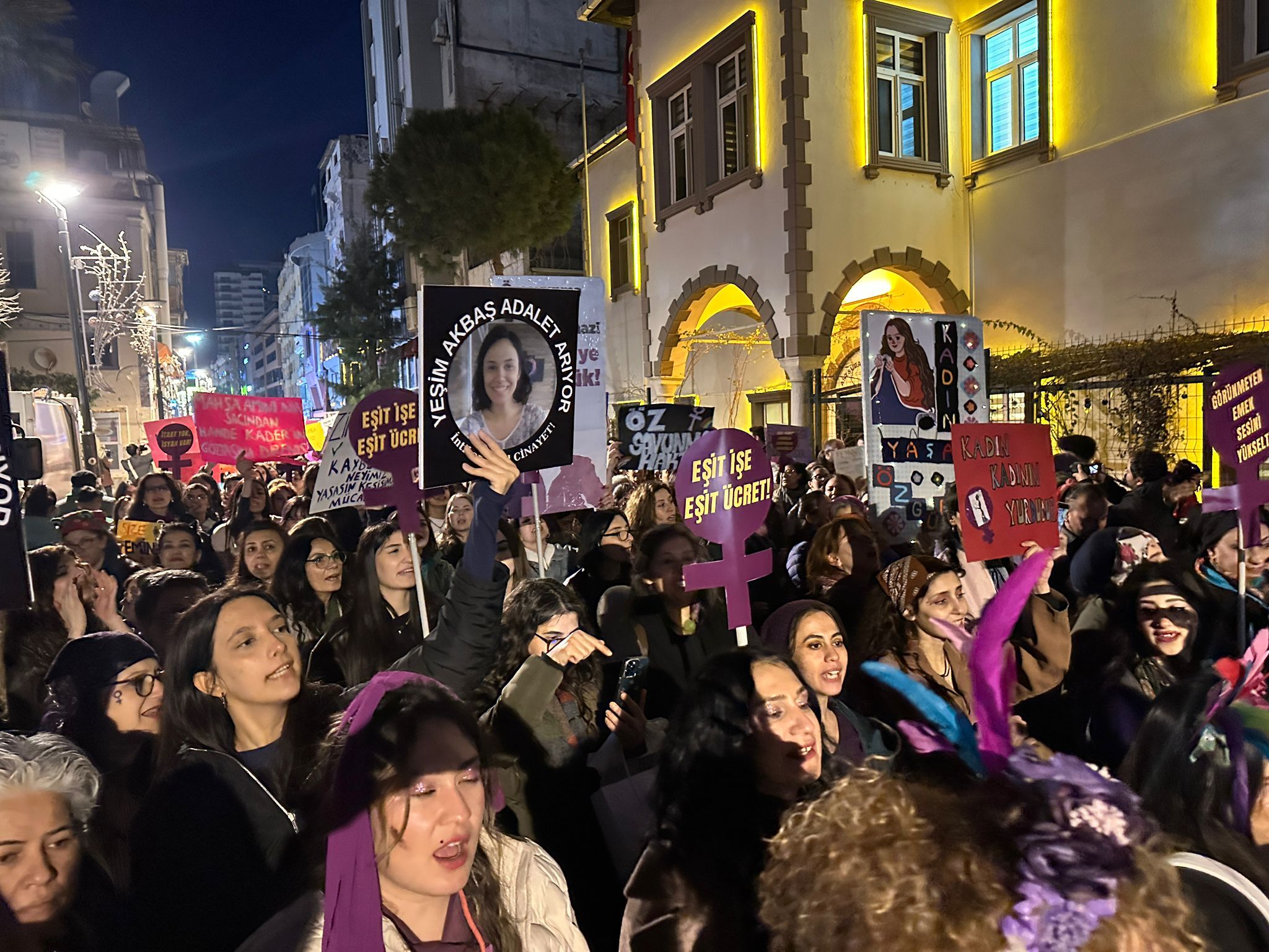 İzmir’de Feminist Gece Yürüyüşü Kadınlar Hem Isyan Etti Hem Eğlendi (9)