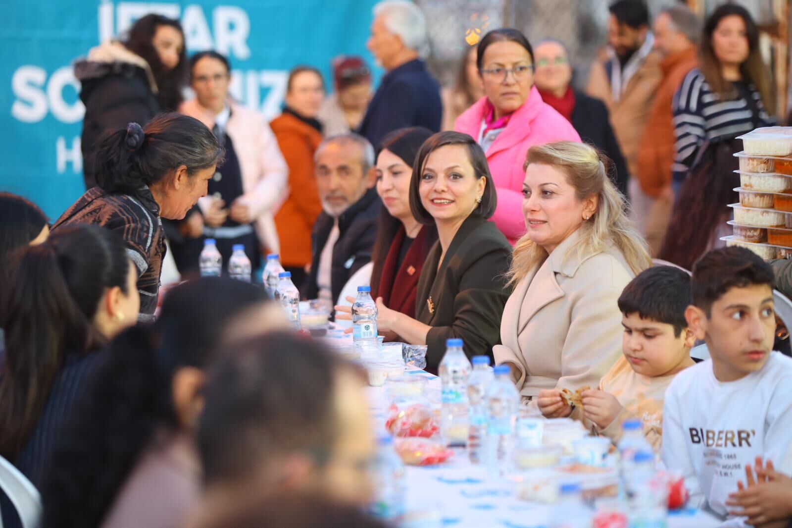 CHP Kadın Kolları Genel Başkanı Asu Kaya Karabağlar’da yüzlerce vatandaş ile iftar yaptı-1