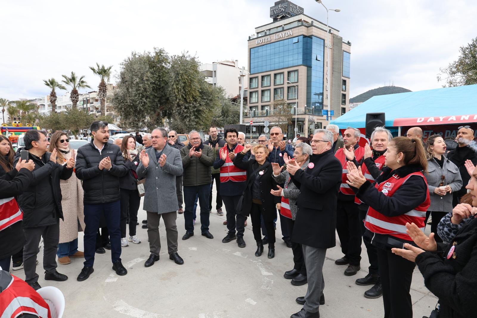 Kuşadalılar Bayramda Da Ömer Günel Için Meydanı Terk Etmedi
