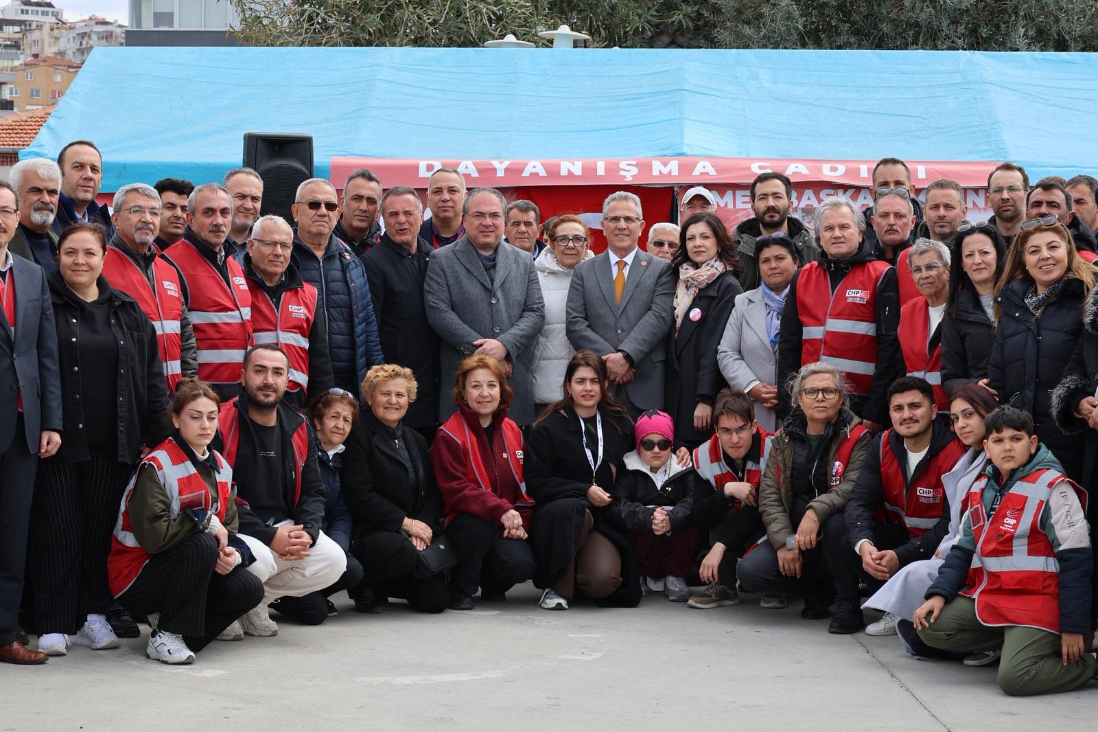 Kuşadalılar Bayramda Da Ömer Günel Için Meydanı Terk Etmedi2