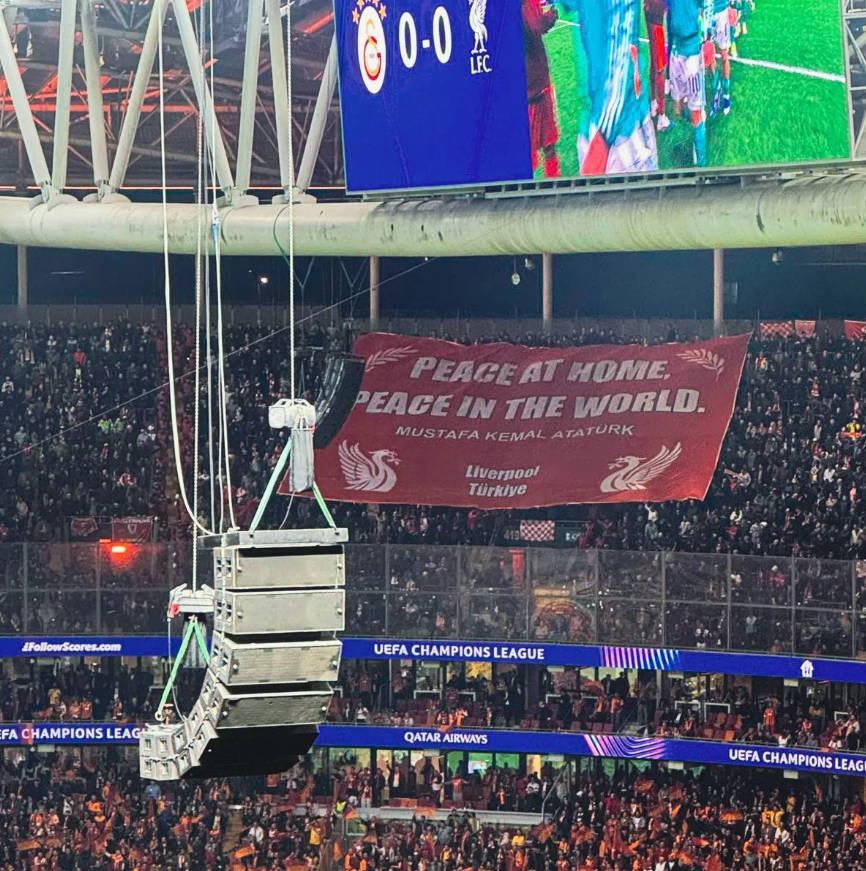 Liverpool Taraftarı Atatürk Pankartı Açtı Trt Görmezden Geldi!