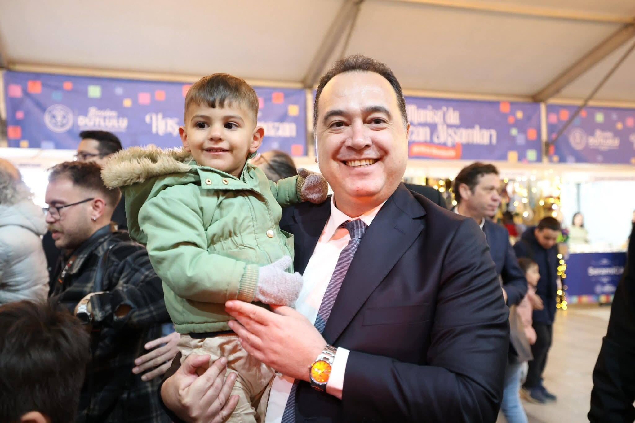 Manisa’da İftar Bereketi Binlerce Vatandaş Aynı Sofrada Buluştu (2)