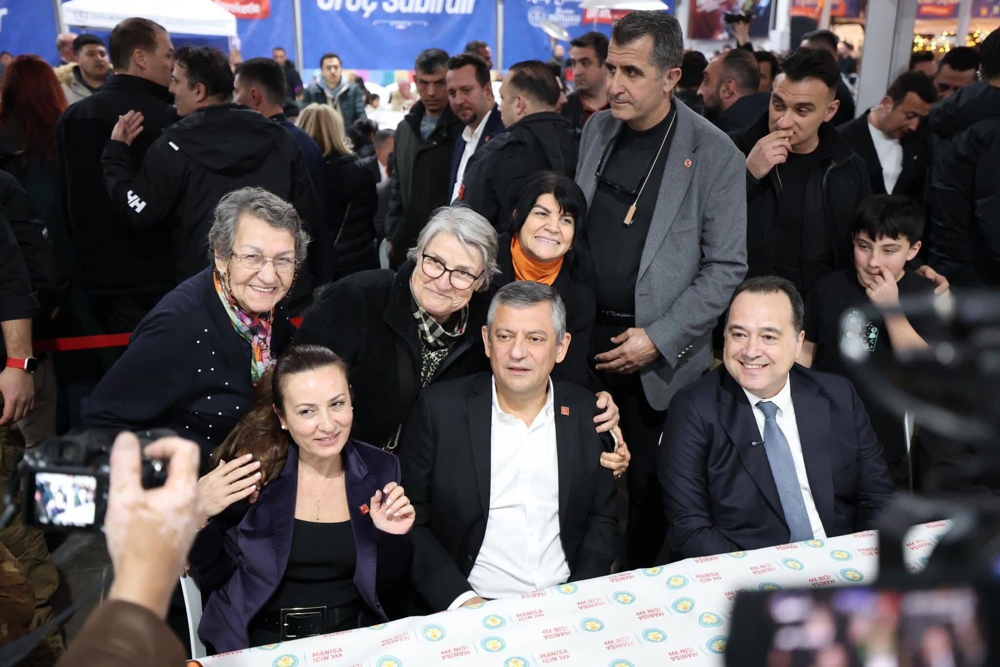 Manisa’da İftar Bereketi Binlerce Vatandaş Aynı Sofrada Buluştu (4)