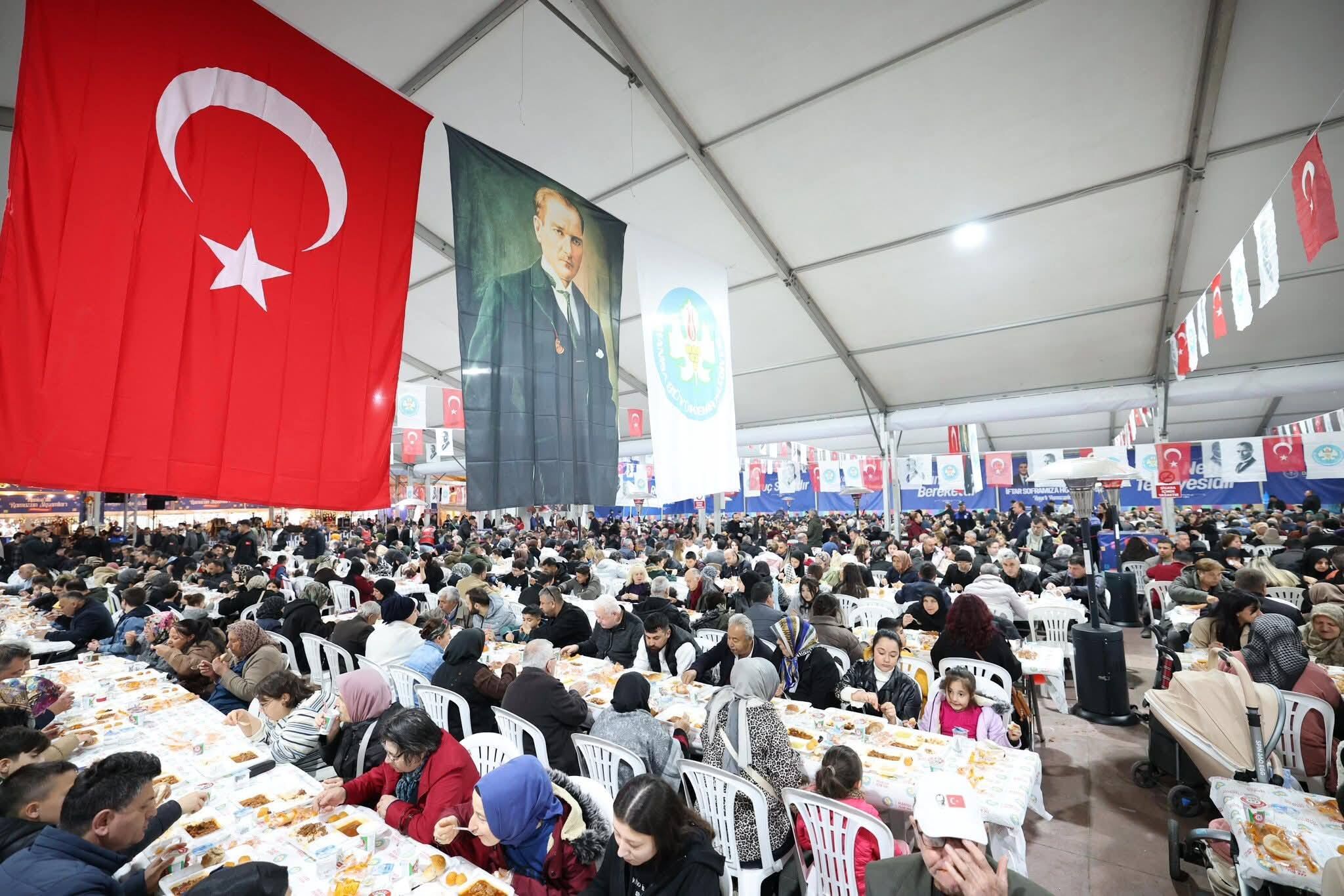 Manisa’da İftar Bereketi Binlerce Vatandaş Aynı Sofrada Buluştu (8)
