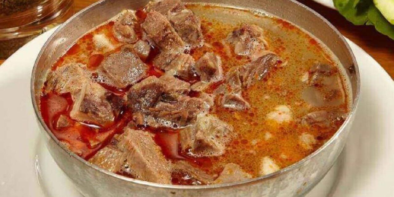 Öyle Her Yerdeki Gibi Nişastayla Bağlanmış Beyaz Çorbalardan Değil; Saatlerce Kemiklerle Kaynamış, Kolajen Deposu, Terbiyeli Ve Yoğun Bir Lezzet.