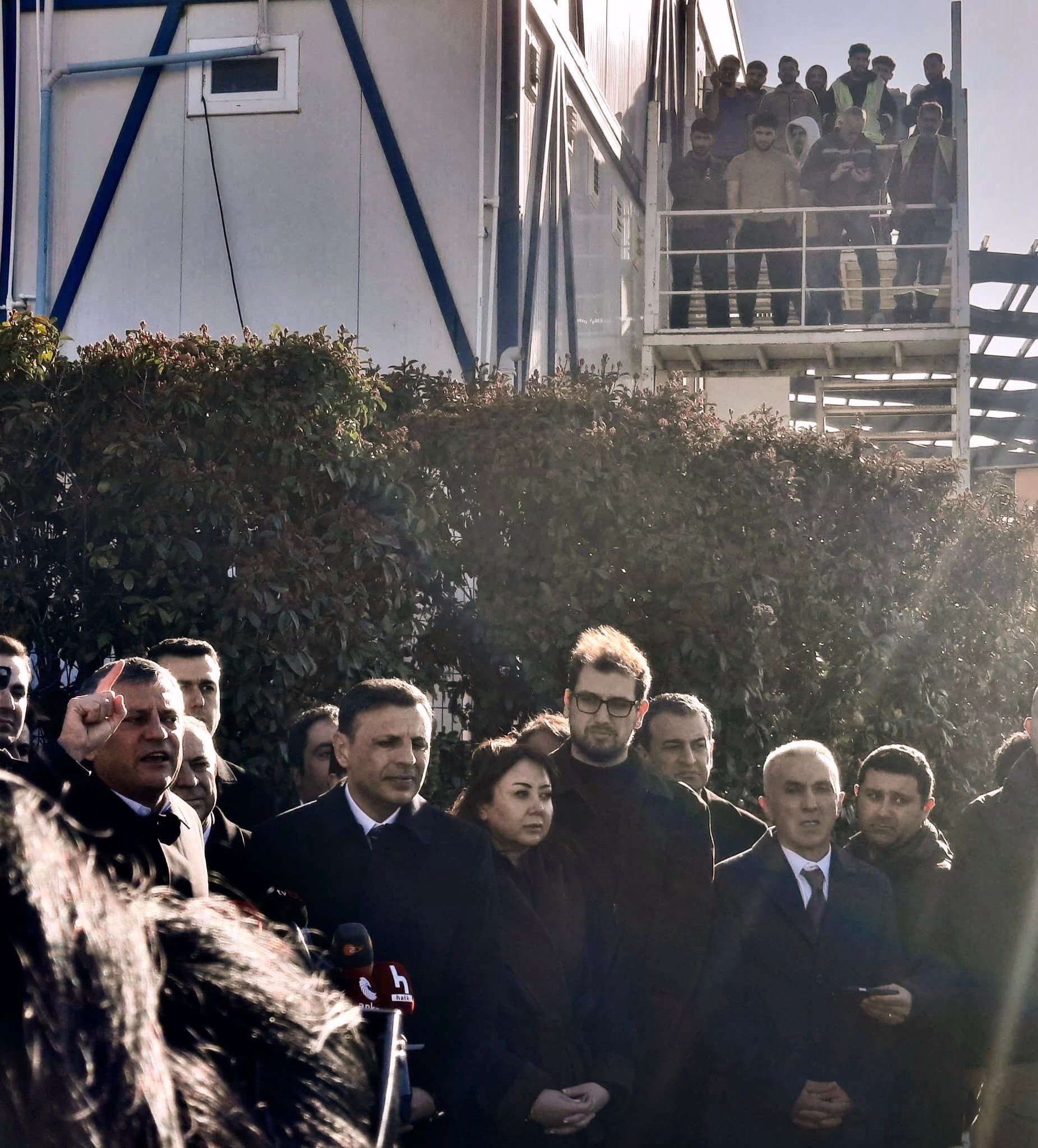 Özgür Özel Mahkeme Heyeti Adaleti Sağlıyor'muş' Gibi Bile Yapamadı