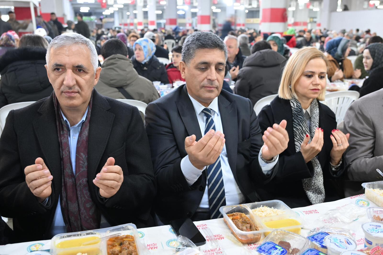 Soma’da Ramazan Bereketi Yüzlerce Vatandaş Aynı Iftar Sofrasında Buluştu