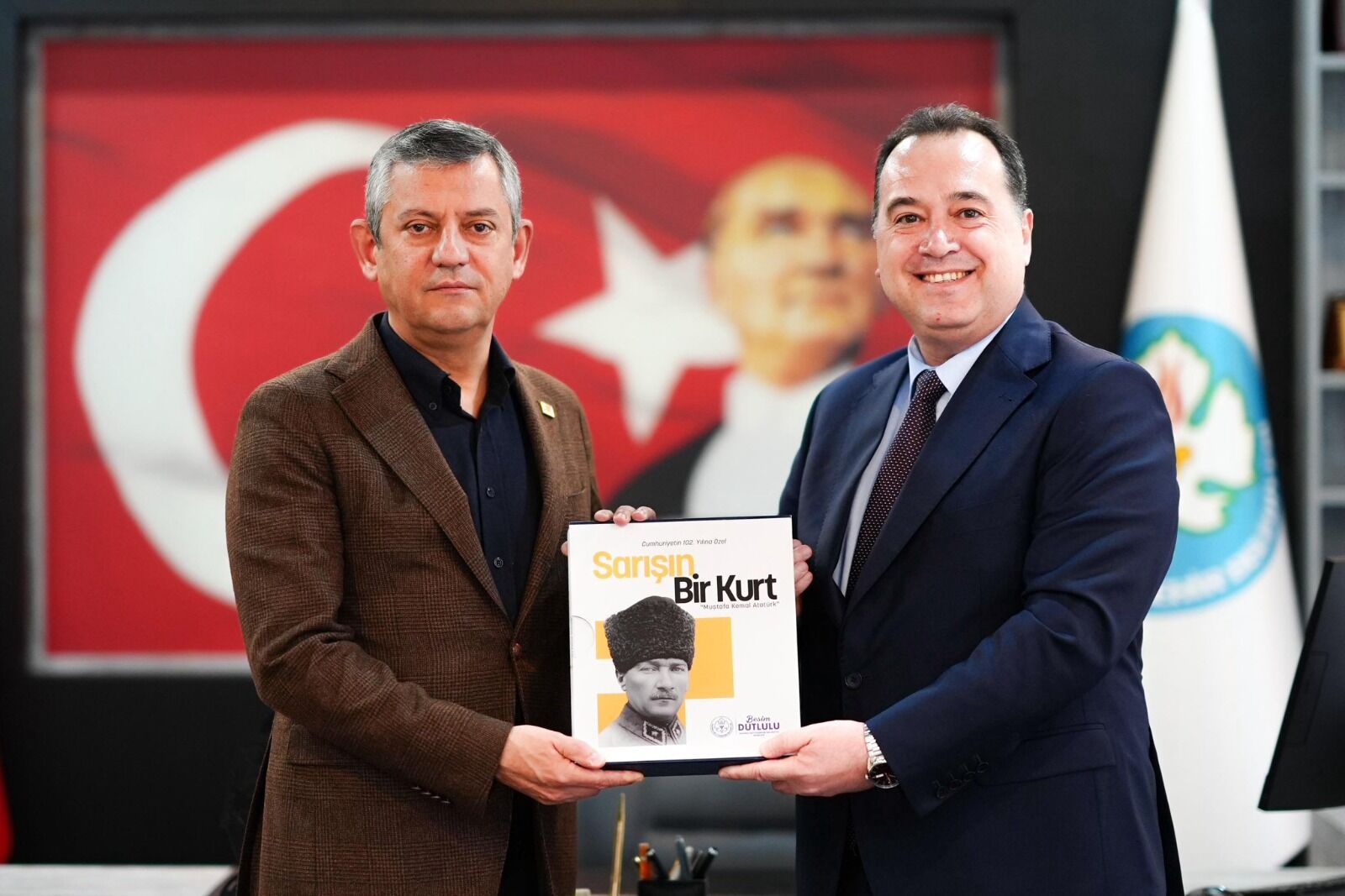 Özgür Özel, Dutlulu ile görüştü: Ziyarete Kınay da katıldı!-1