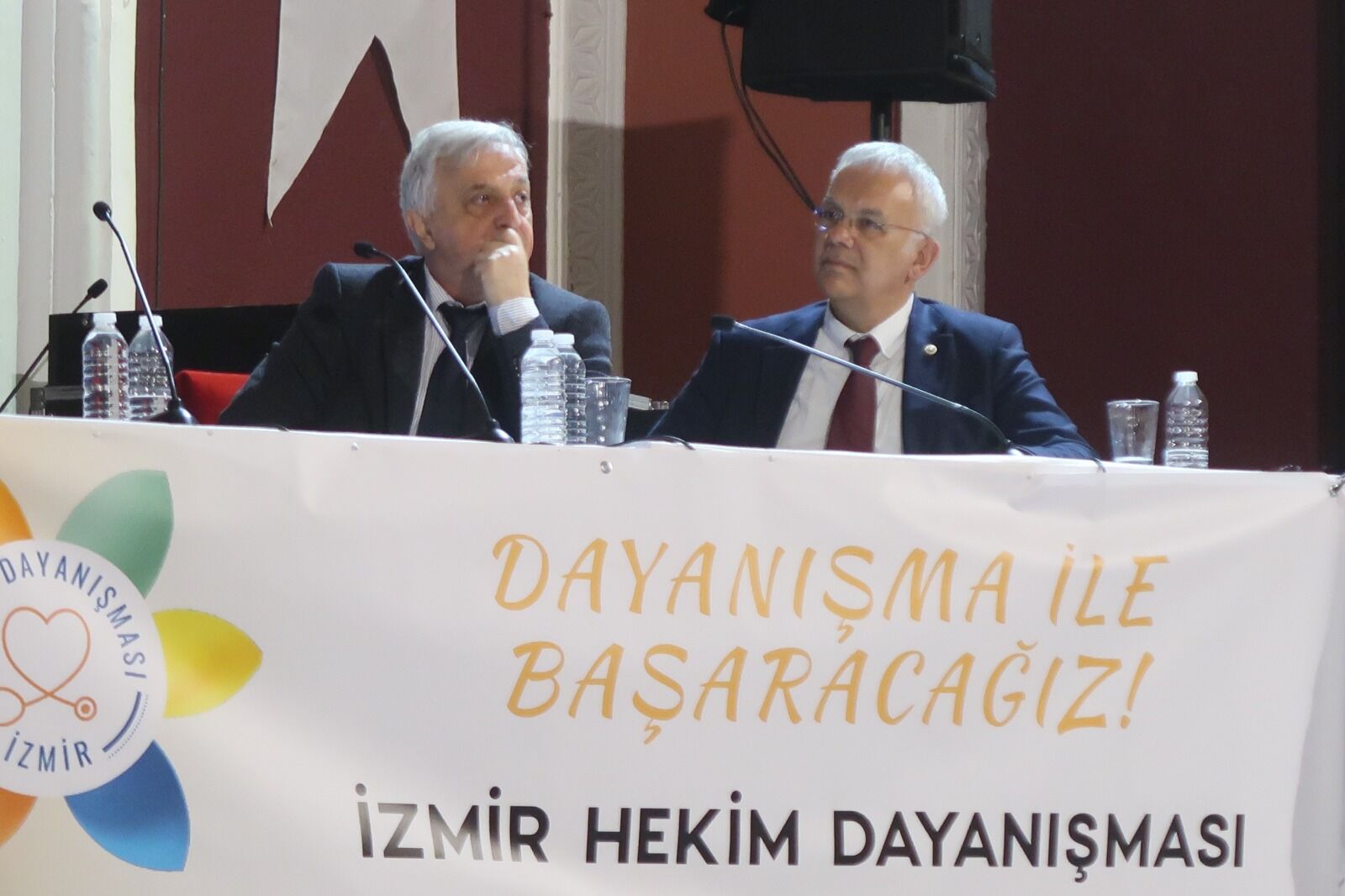 İzmir Hekim Dayanışması tarafından düzenlenen panelde, mevcut sağlık sisteminin sorunları ve alternatif modeller ele alındı.-1