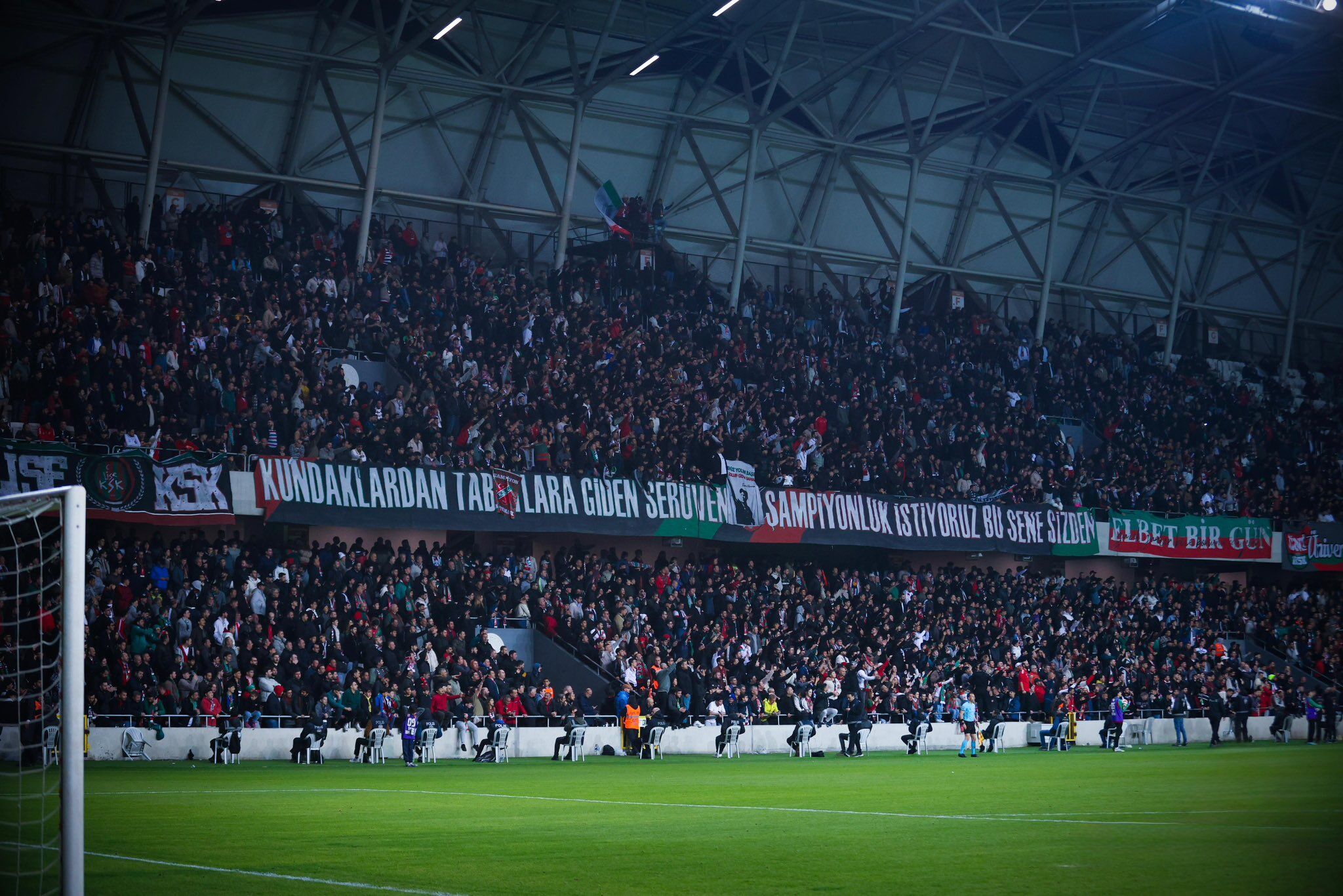 Tribünde kardeşlik, kapıda kriz: Eskişehir taraftarı dışarıda kaldı