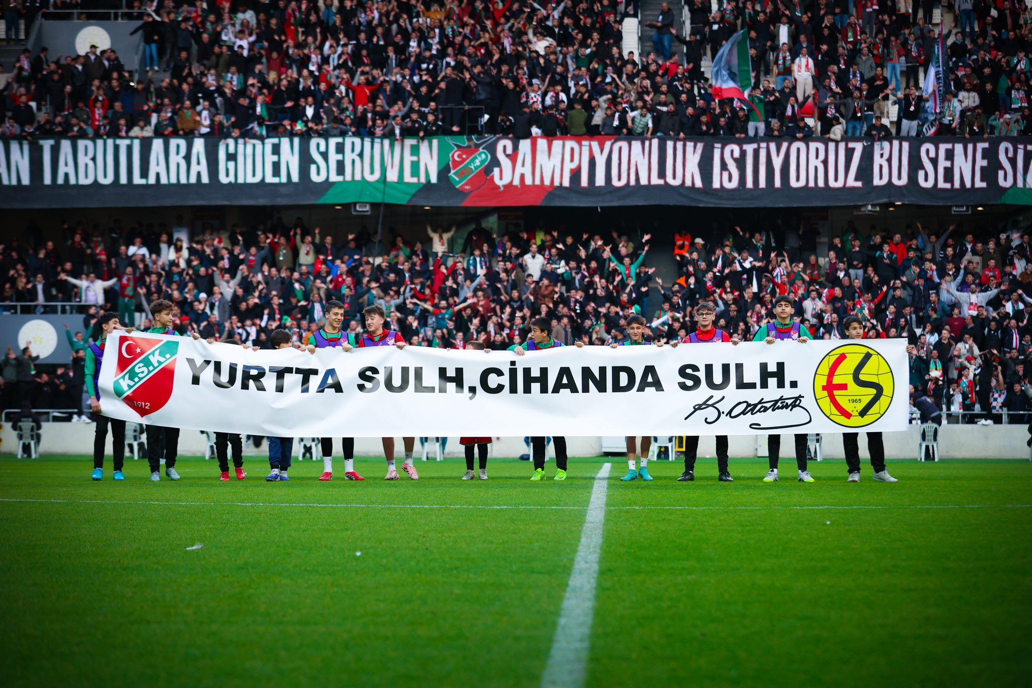 Tribünde kardeşlik, kapıda kriz: Eskişehir taraftarı dışarıda kaldı-1