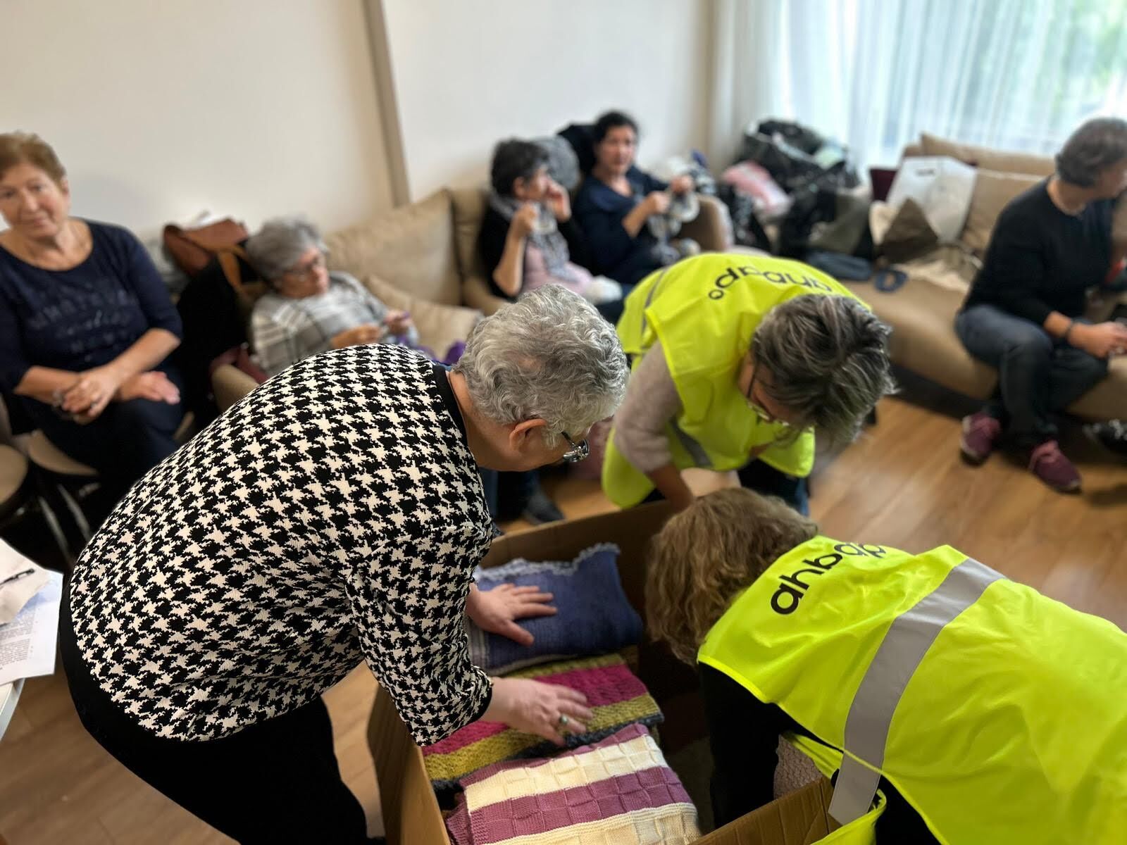 Karşıyaka’nın çınarlarından anlamlı dayanışma: El emeği ürünler çocuklara!