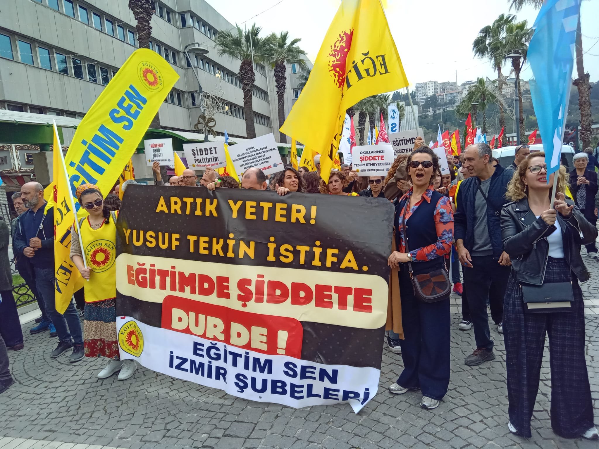 İzmir’de eğitimciler 3 gündür sokakta: Okulda şiddete isyan!