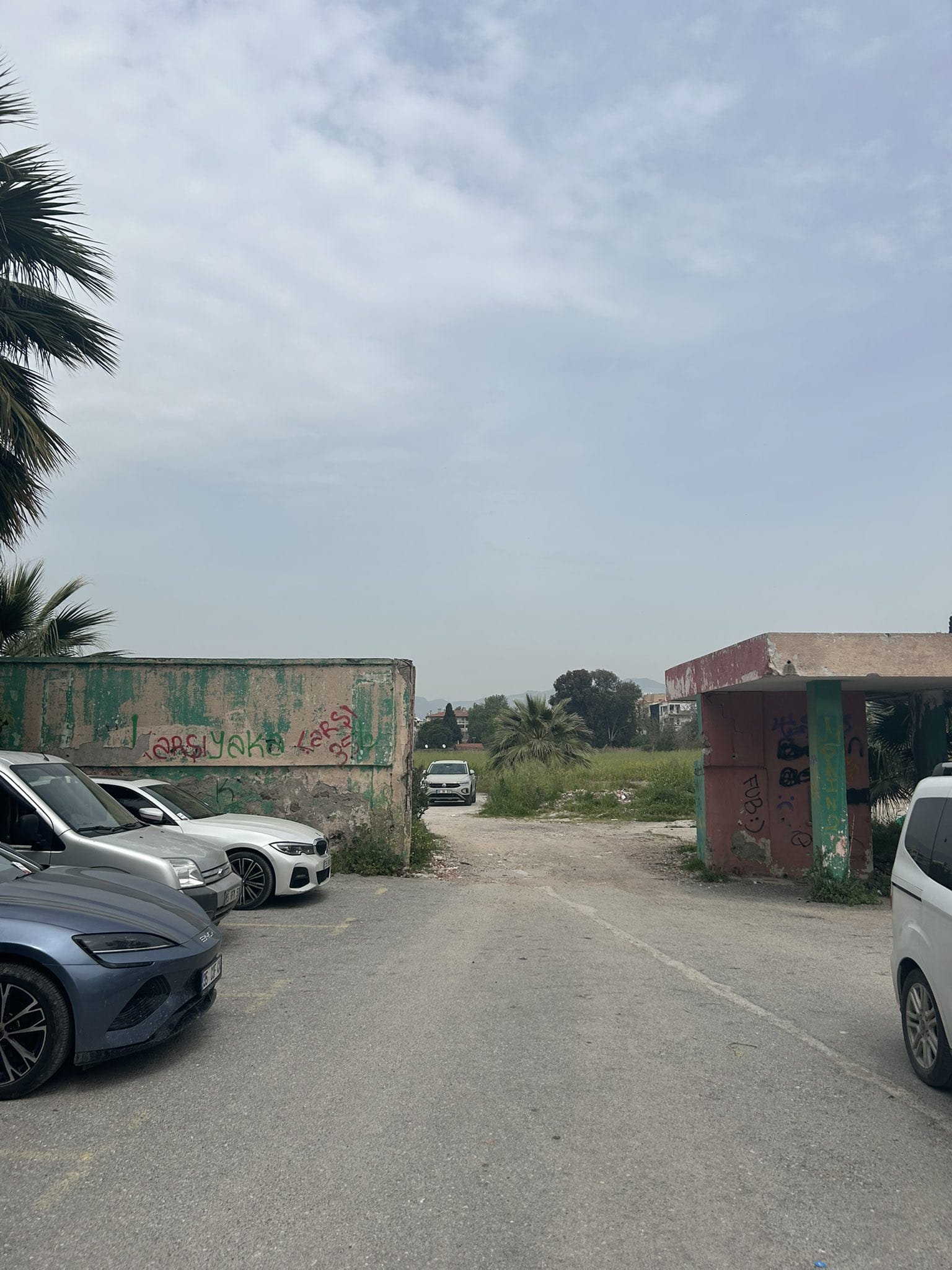 Karşıyaka'da stat ve Play-Off heyecanı: Semt bayraklarla donatıldı