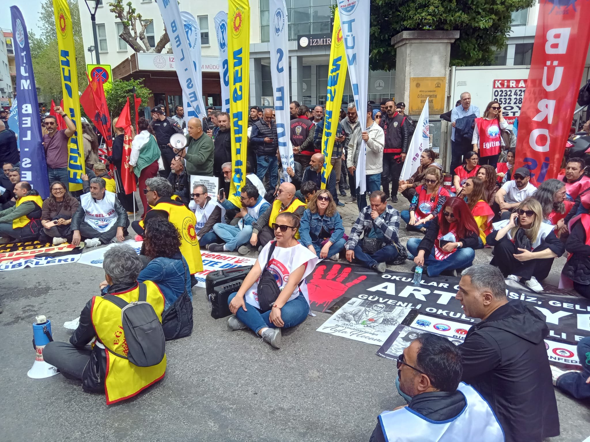 İzmir’de eğitimciler 3 gündür sokakta: Okulda şiddete isyan!
