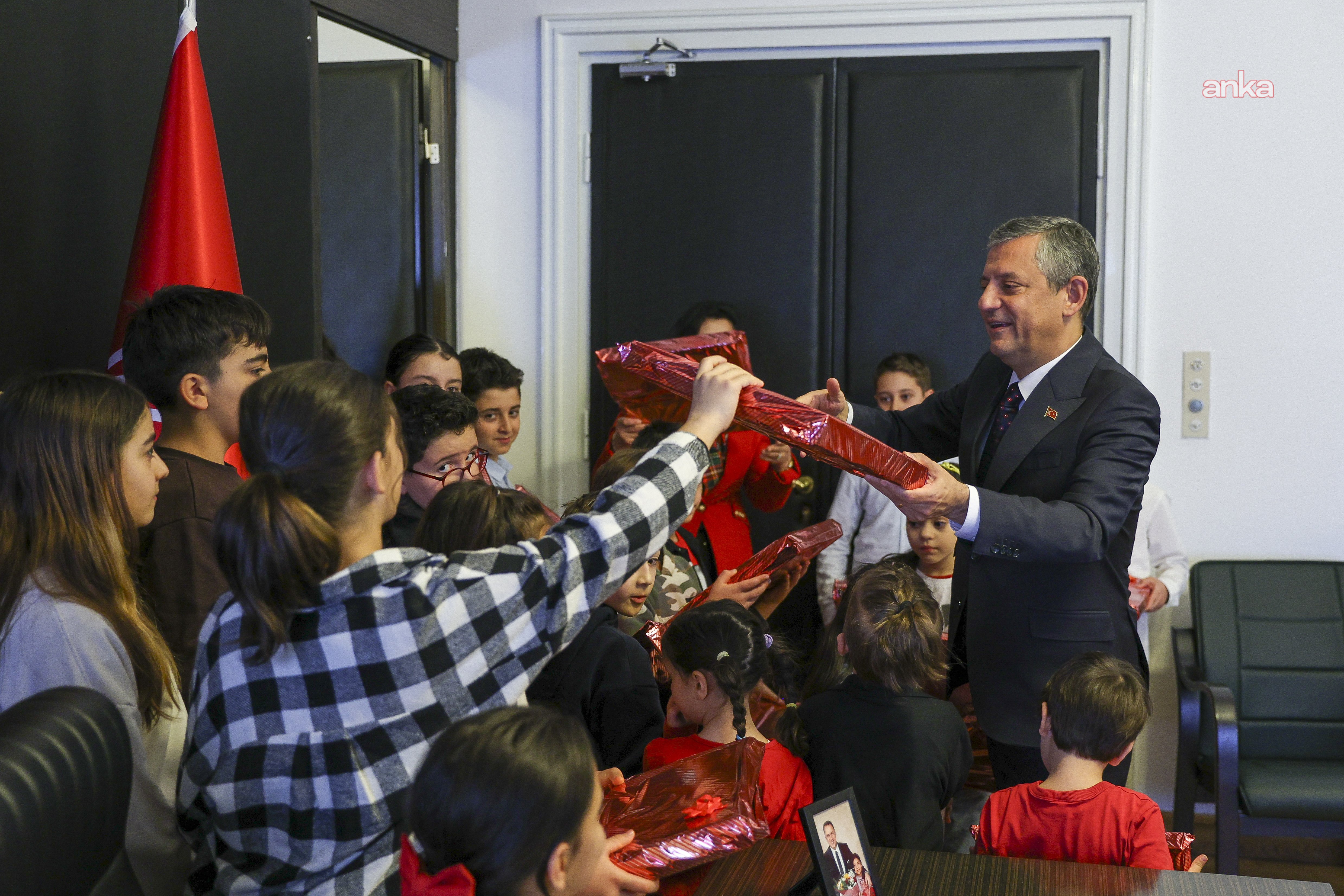 Özgür Özel, koltuğunu depremzede Elisa Dok’a devretti