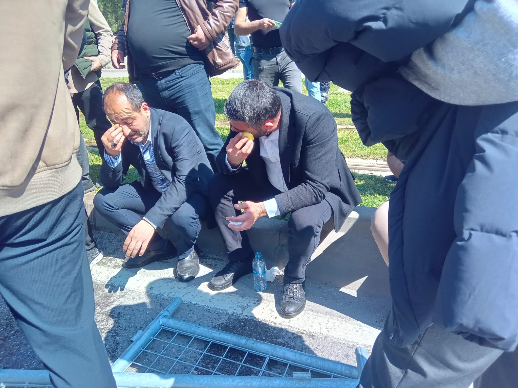 Meslek Fabrikası önünde gerilim yükseliyor: Polis barikatı yıkıldı