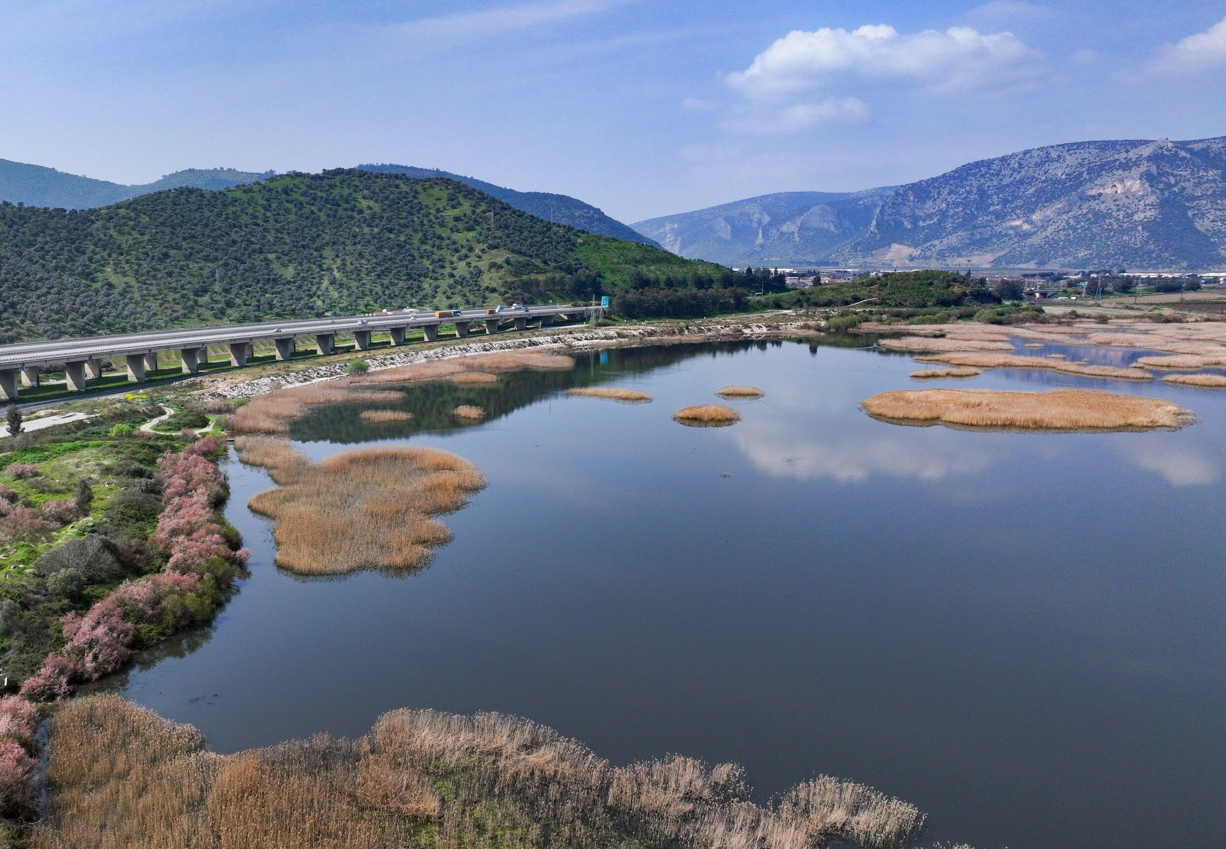 Neredeyse kurumuştu... İzmir'in büyüleyen Pegasus Gölü yeniden su tutmaya başladı-2