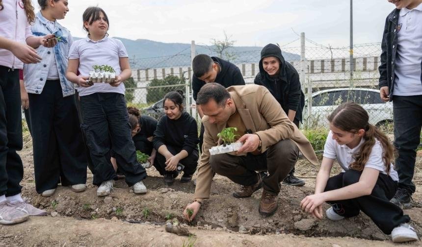 Bornova’da umut toprakla büyüyor: Kent Bostanları'nda yaz sezonu başladı-1