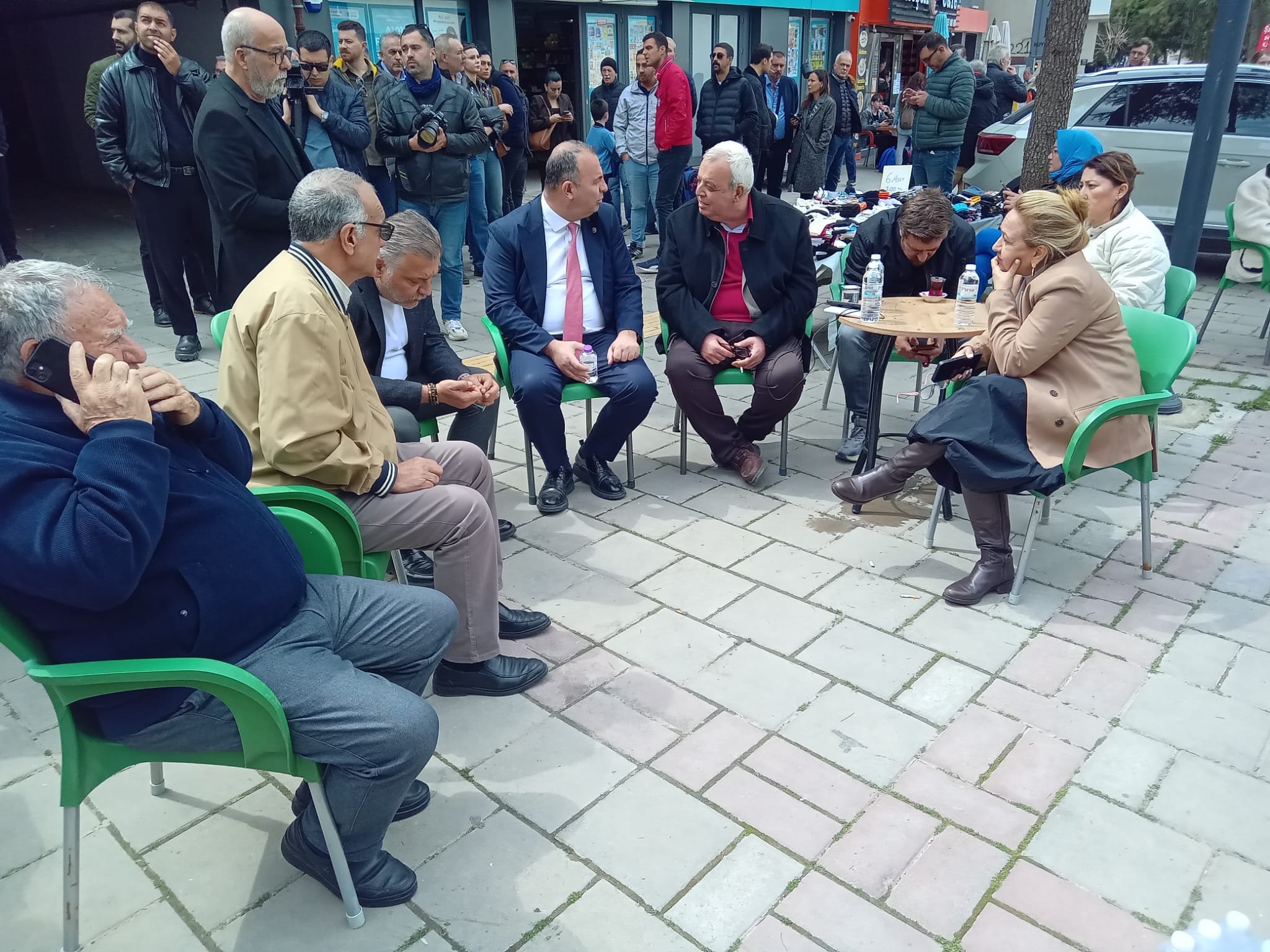 Bornova Belediyesi’ne Yönelik Başlatılan Soruşturma Kapsamında Gözaltına Alınan Başkan Ömer Eşki’nin Ifade Işlemleri Sürüyor. Eşki’ye Destek Vermek Isteyen Chp’liler, Yeşilyurt Emniyet Müdürlüğü Önünde Toplandı.