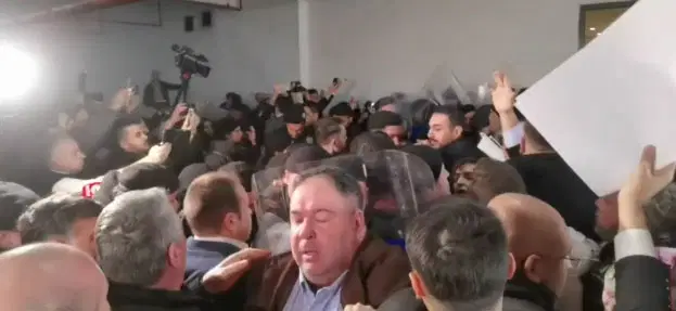 Bursa'da Başkanvekilliği Seçimi Öncesi Polis Müdahalesi! (2)